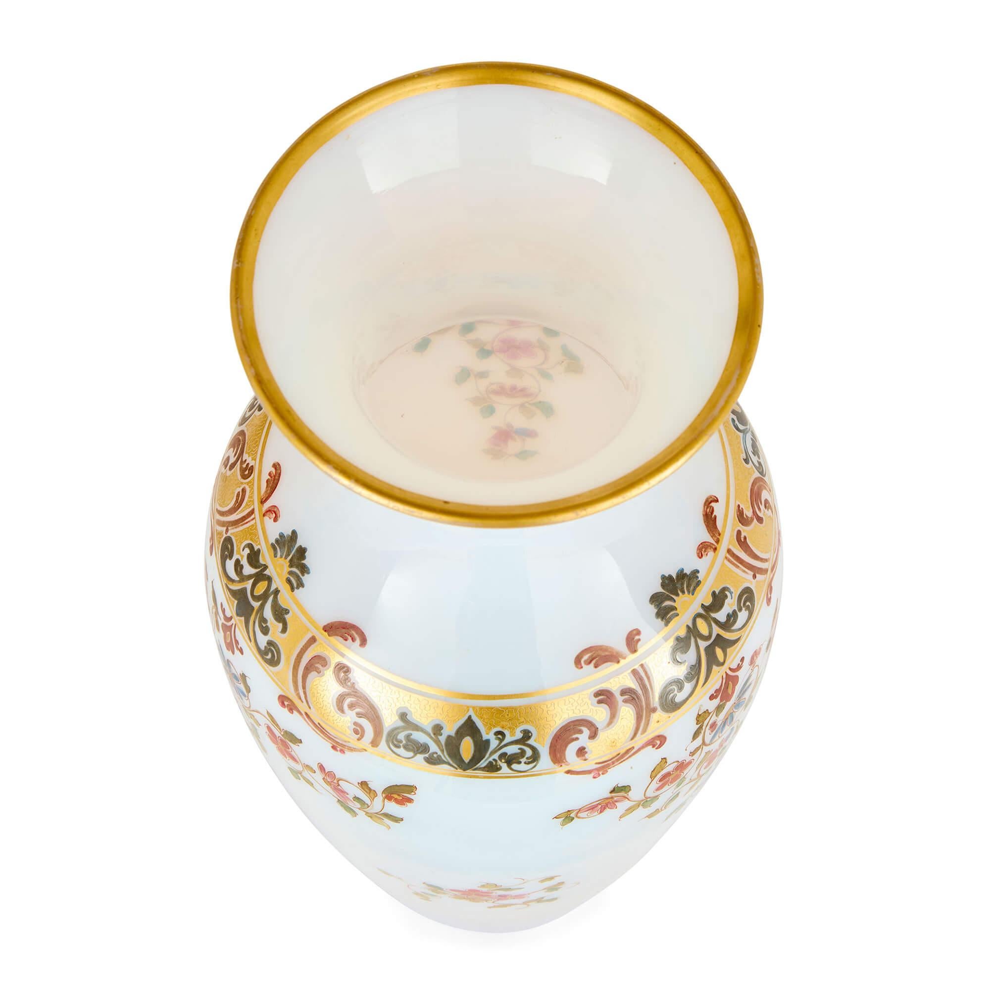 Dorato Coppia di vasi francesi antichi in vetro opalino dipinto a mano con fiori bianchi Baccarat in vendita