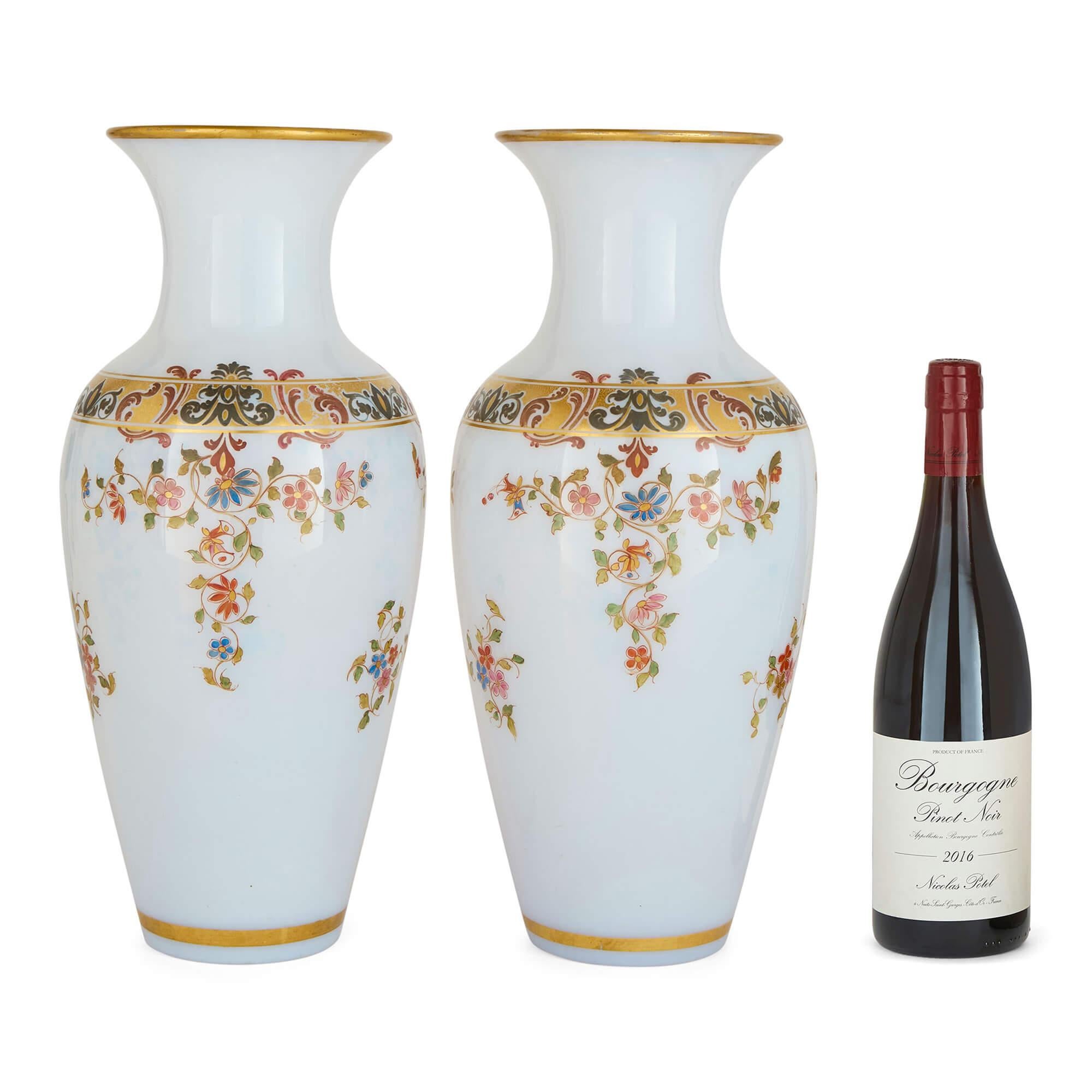 Coppia di vasi francesi antichi in vetro opalino dipinto a mano con fiori bianchi Baccarat In condizioni buone in vendita a London, GB