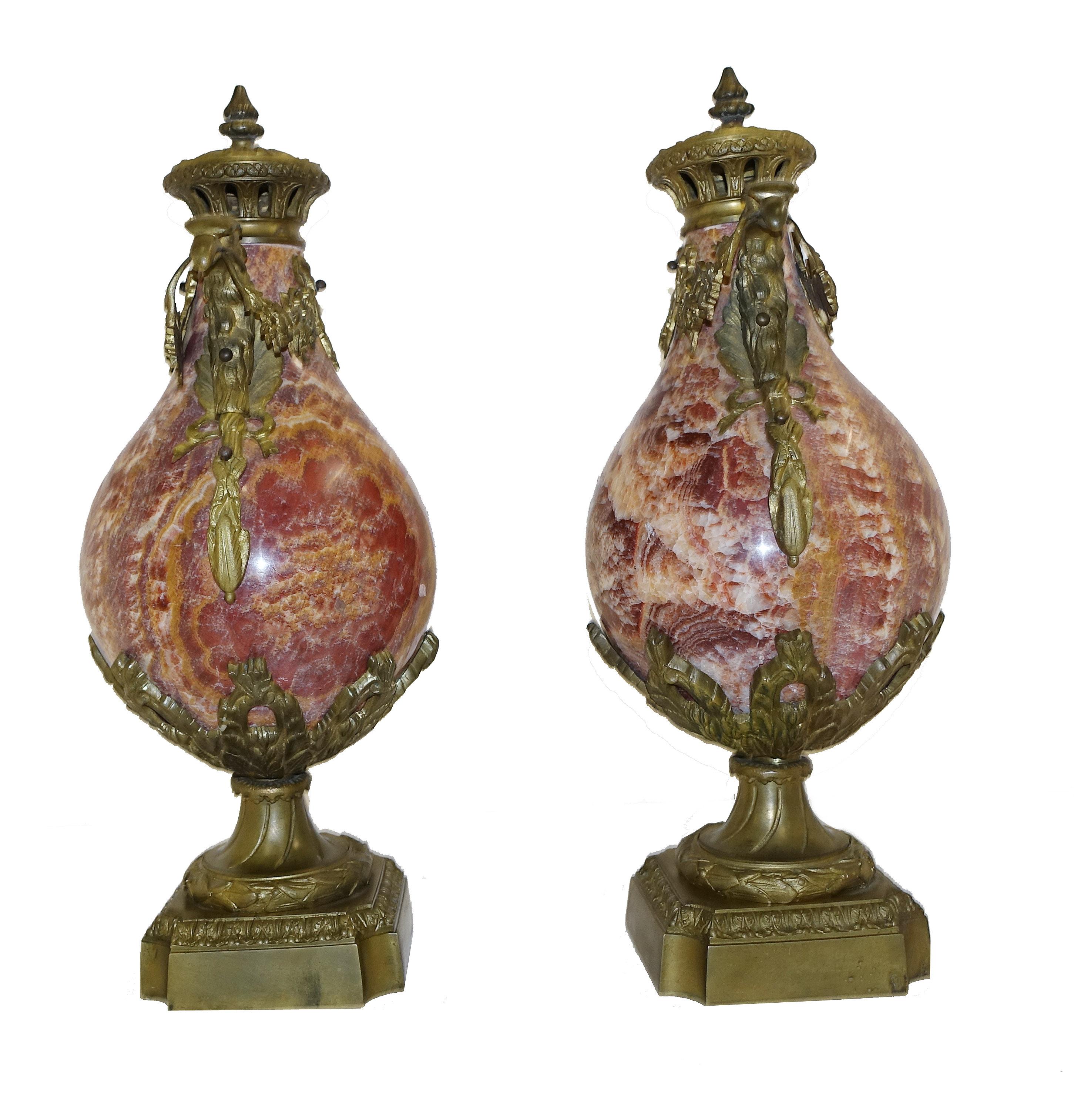 Paire d'urnes cassolettes anciennes françaises en marbre rouge Empire 1880 en vente 5