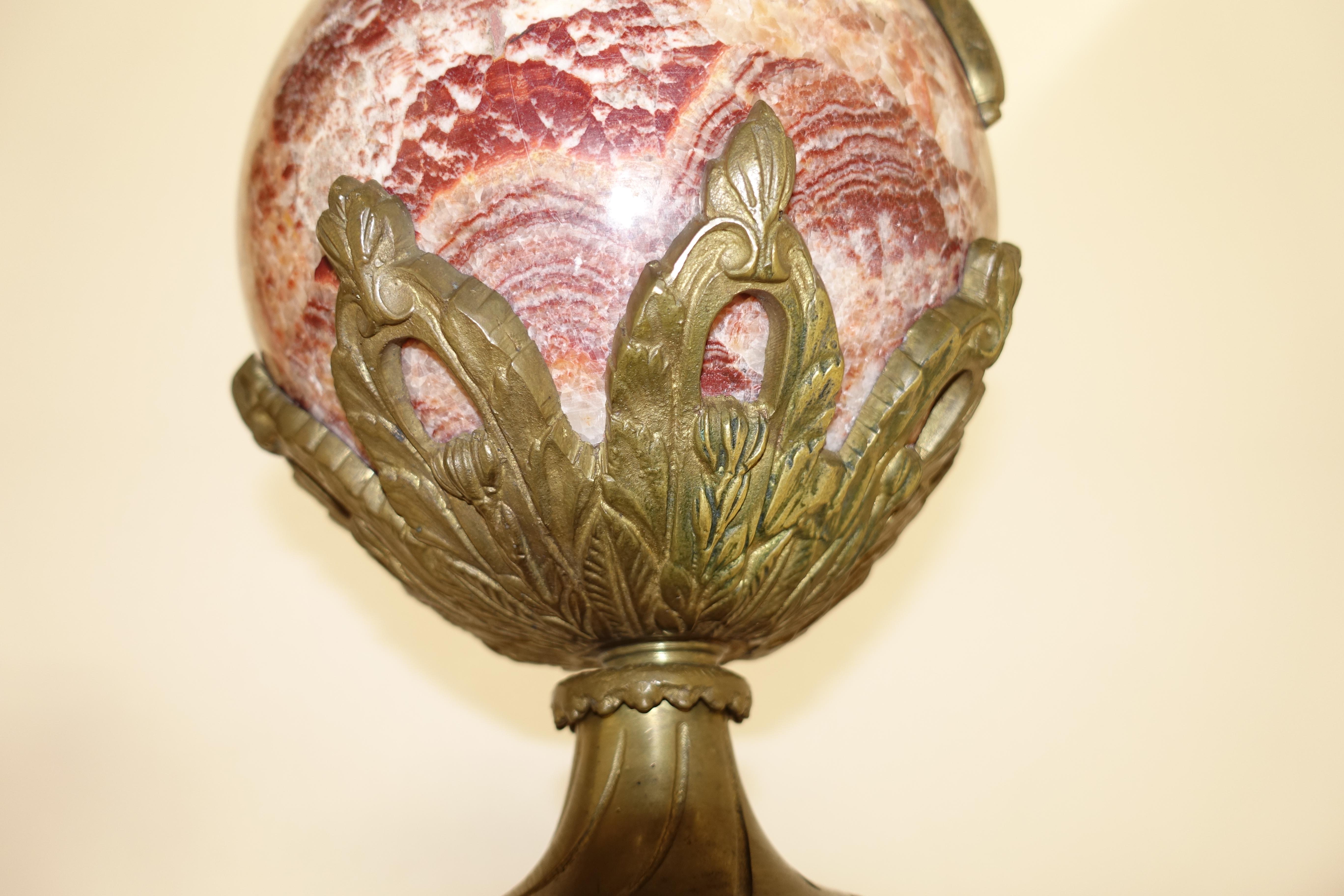 Paire d'urnes cassolettes anciennes françaises en marbre rouge Empire 1880 en vente 8
