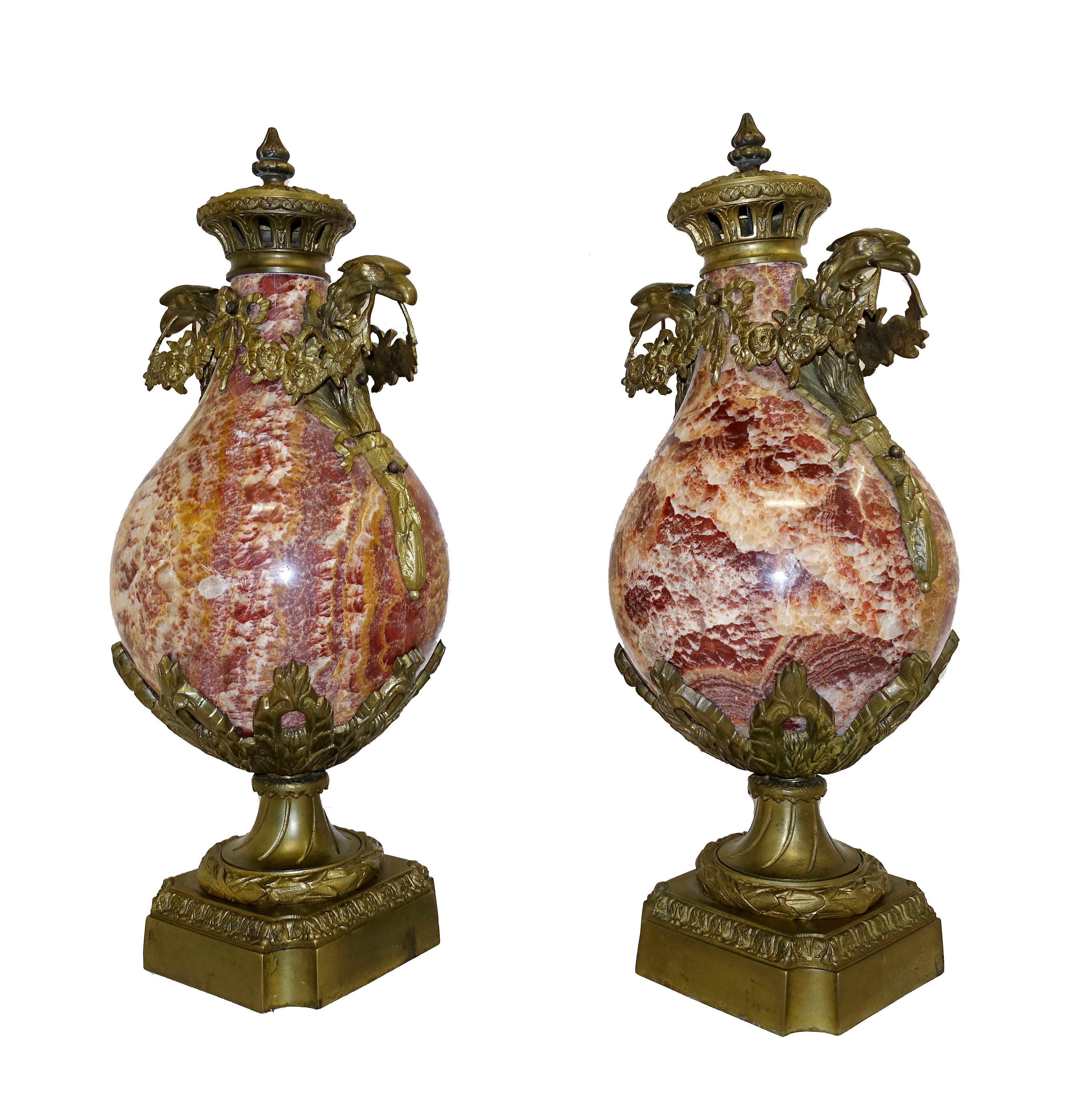 Fin du XIXe siècle Paire d'urnes cassolettes anciennes françaises en marbre rouge Empire 1880 en vente
