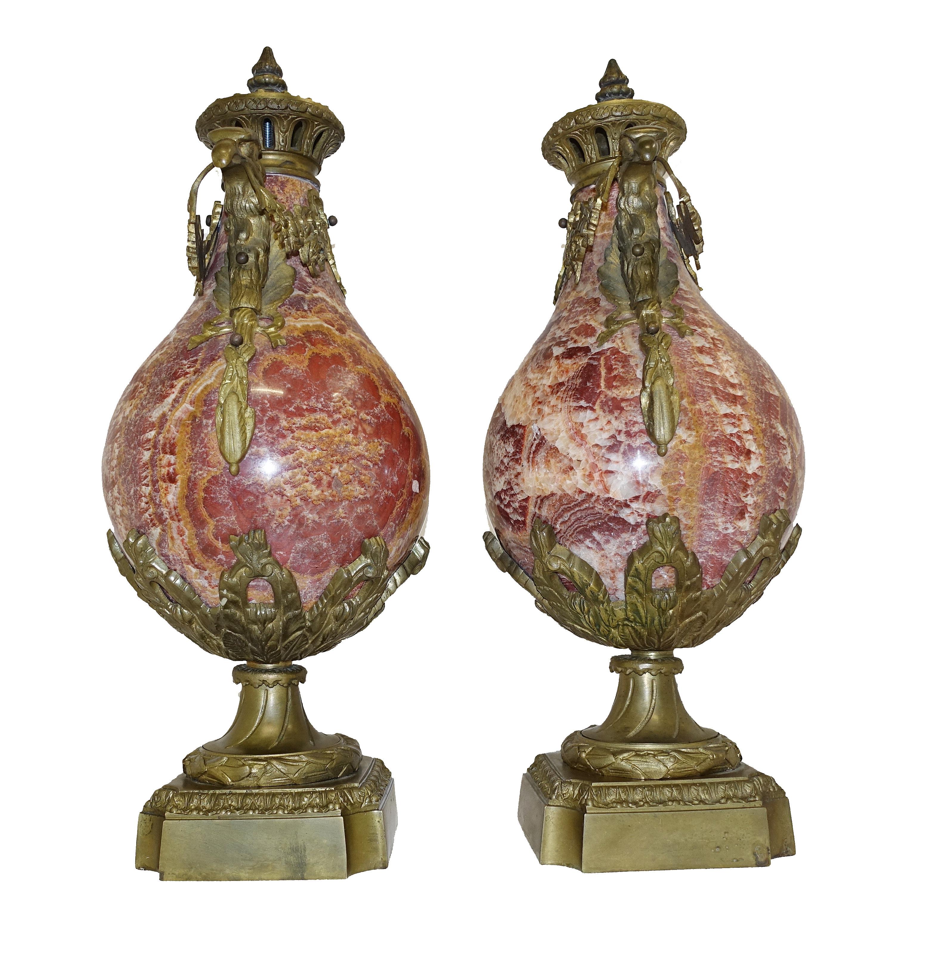 Marbre Paire d'urnes cassolettes anciennes françaises en marbre rouge Empire 1880 en vente