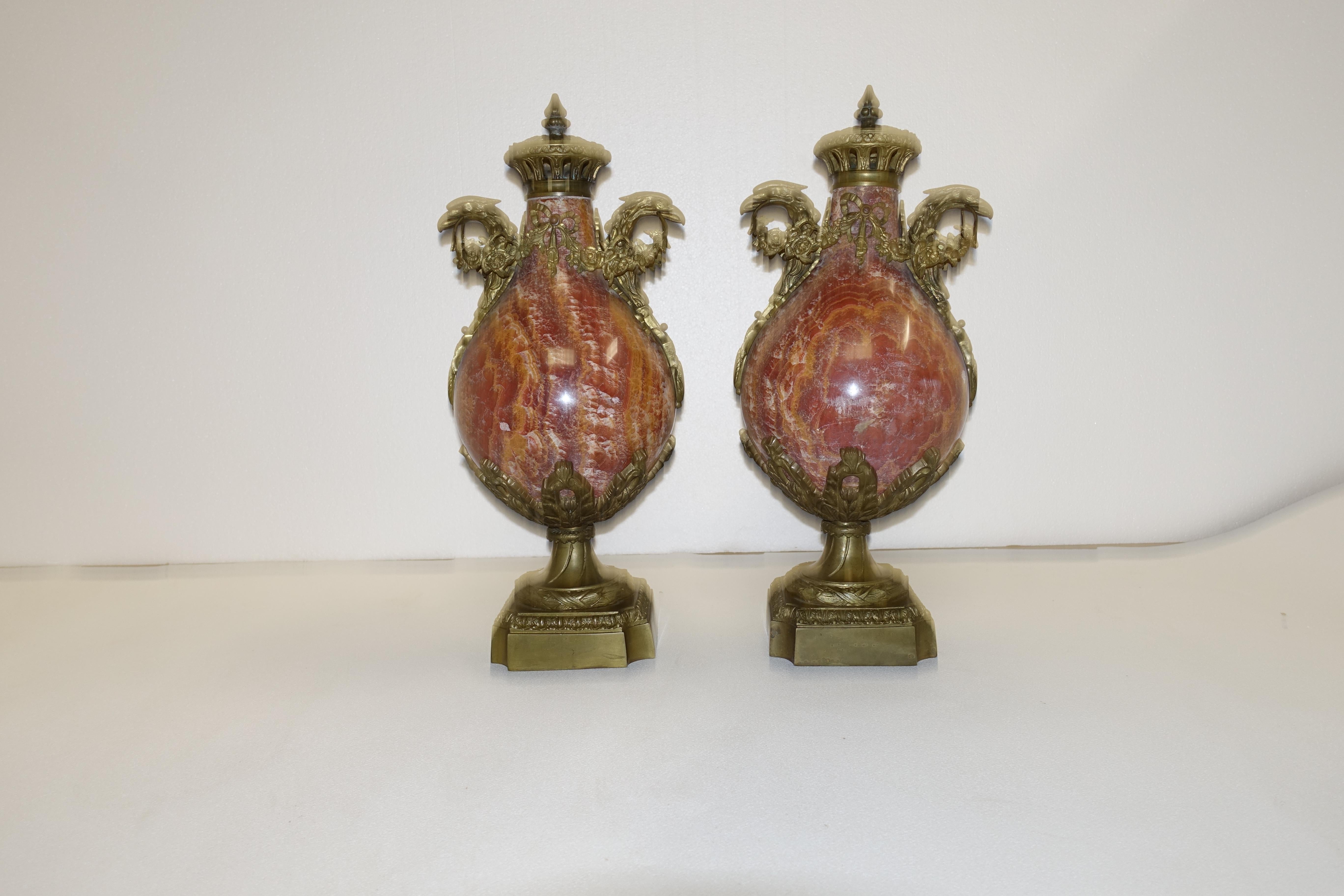 Paire d'urnes cassolettes anciennes françaises en marbre rouge Empire 1880 en vente 1