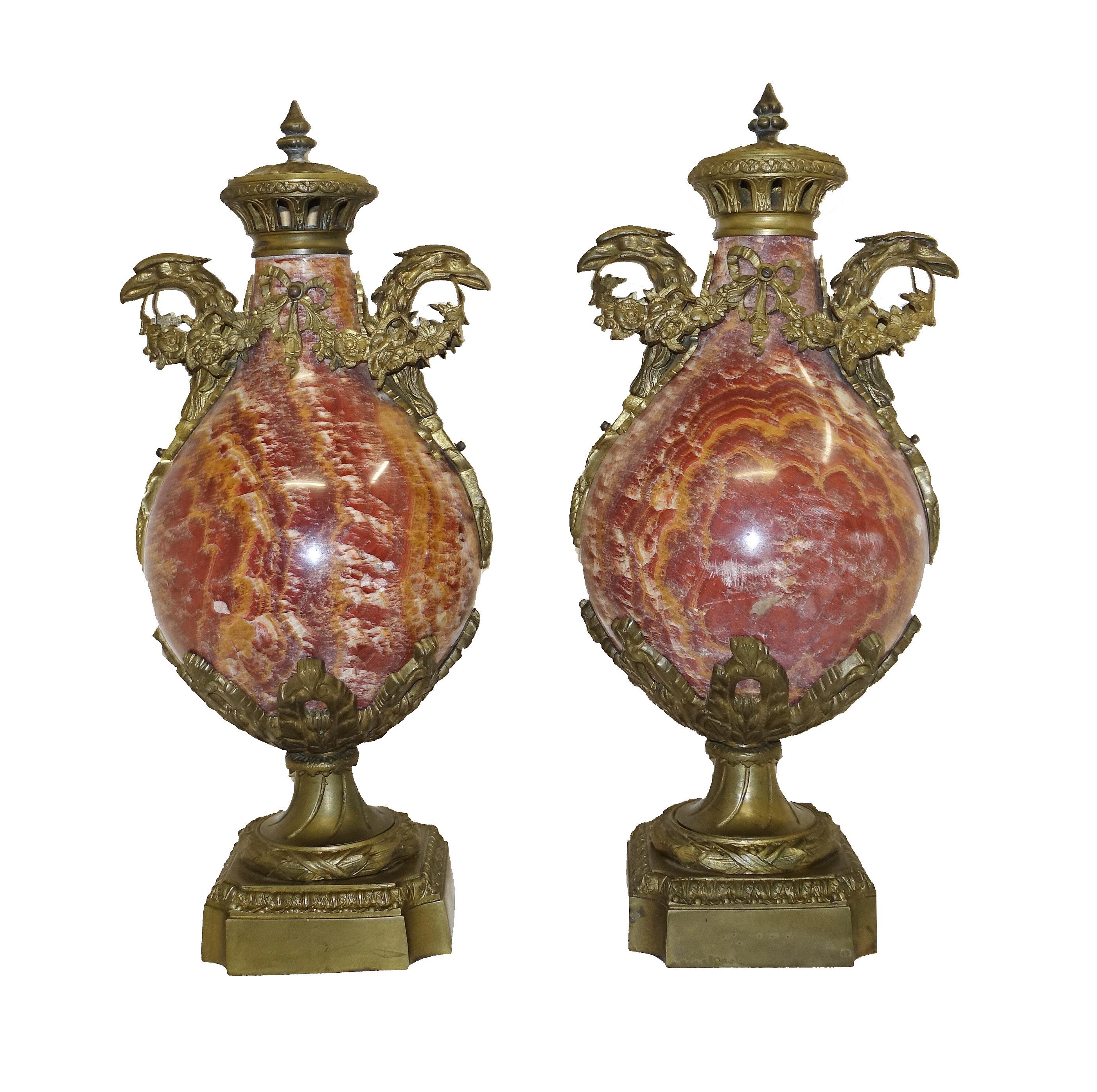 Paire d'urnes cassolettes anciennes françaises en marbre rouge Empire 1880 en vente 2