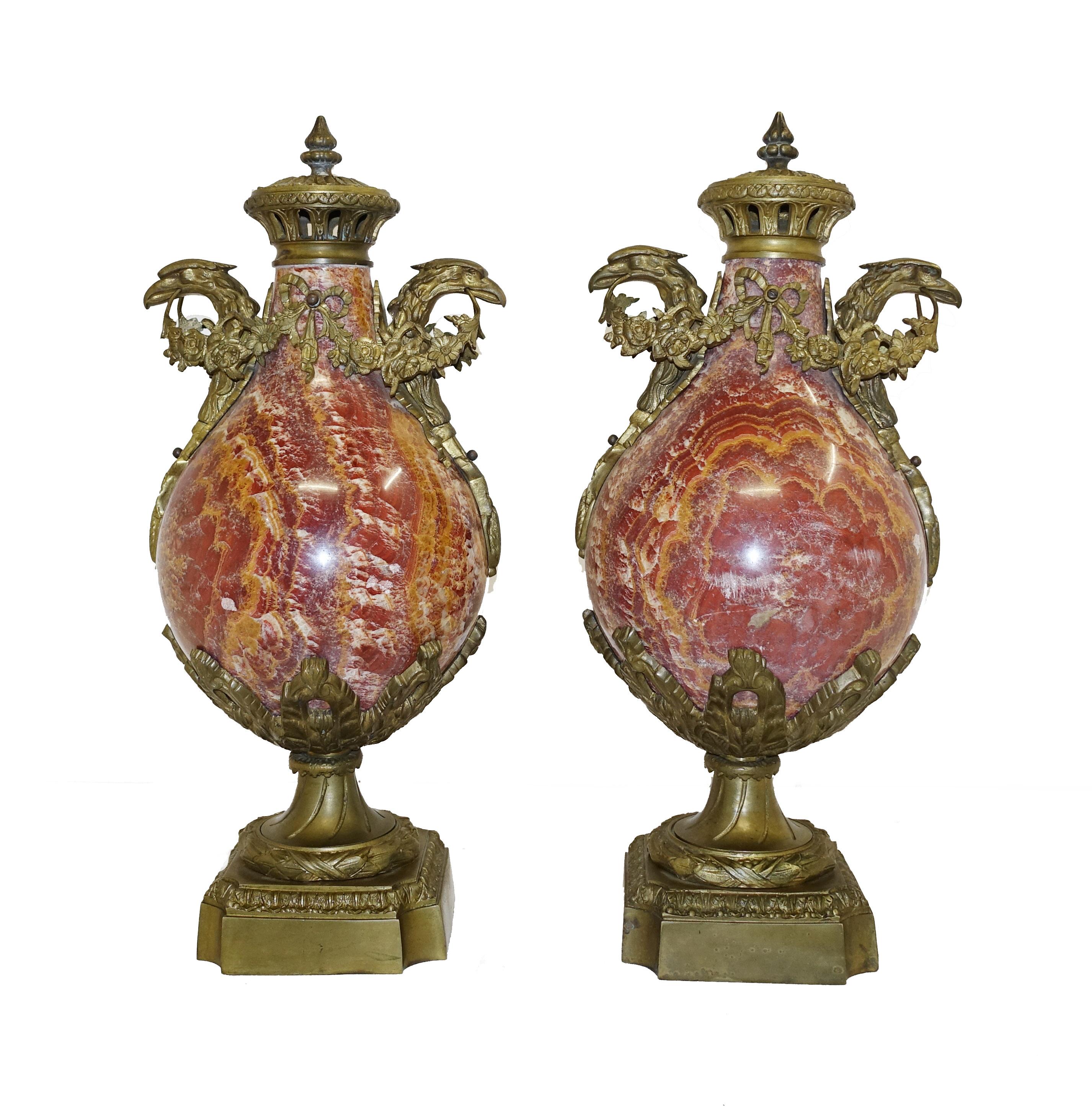 Paire d'urnes cassolettes anciennes françaises en marbre rouge Empire 1880 en vente 3