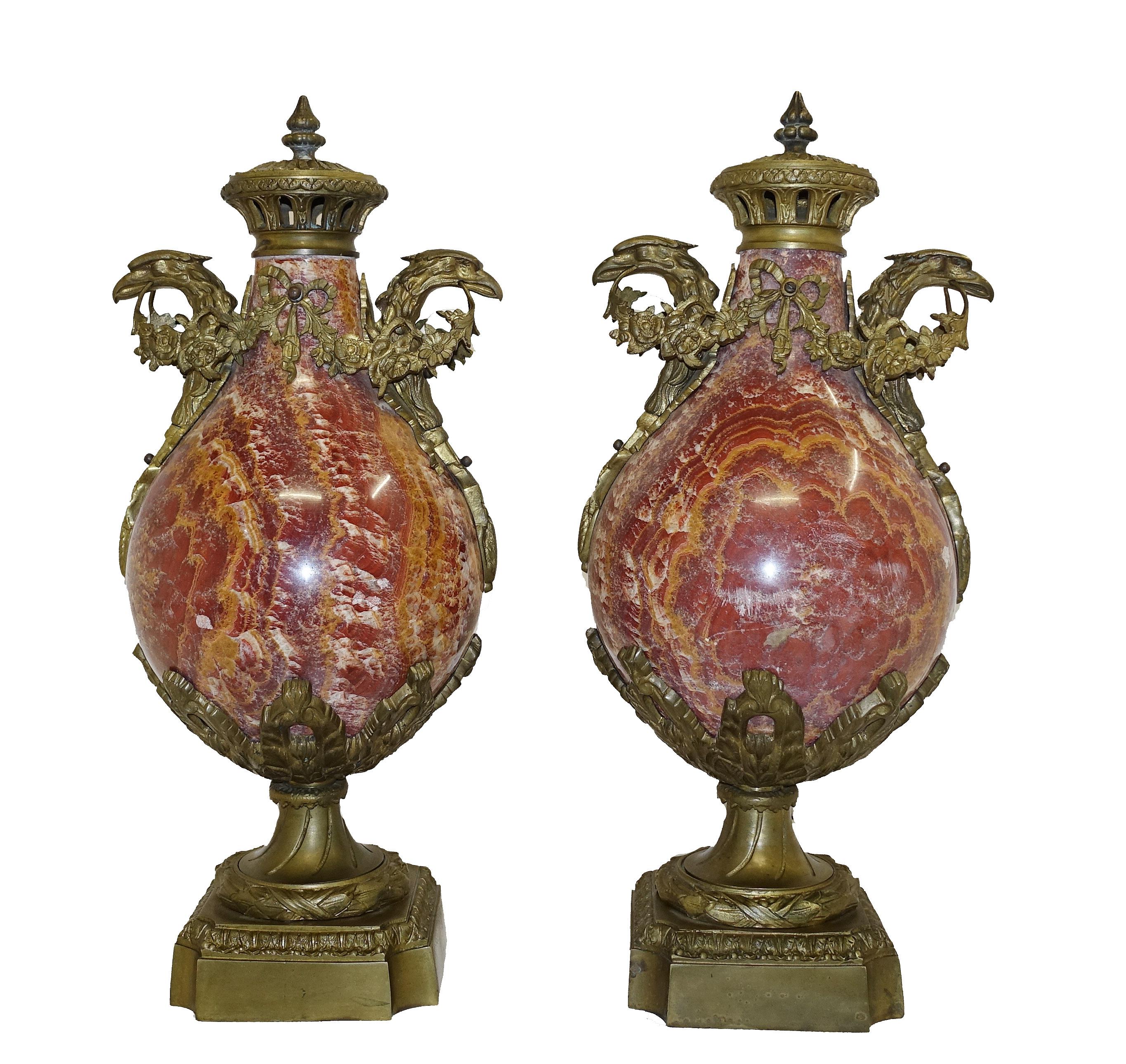Paire d'urnes cassolettes anciennes françaises en marbre rouge Empire 1880 en vente 4