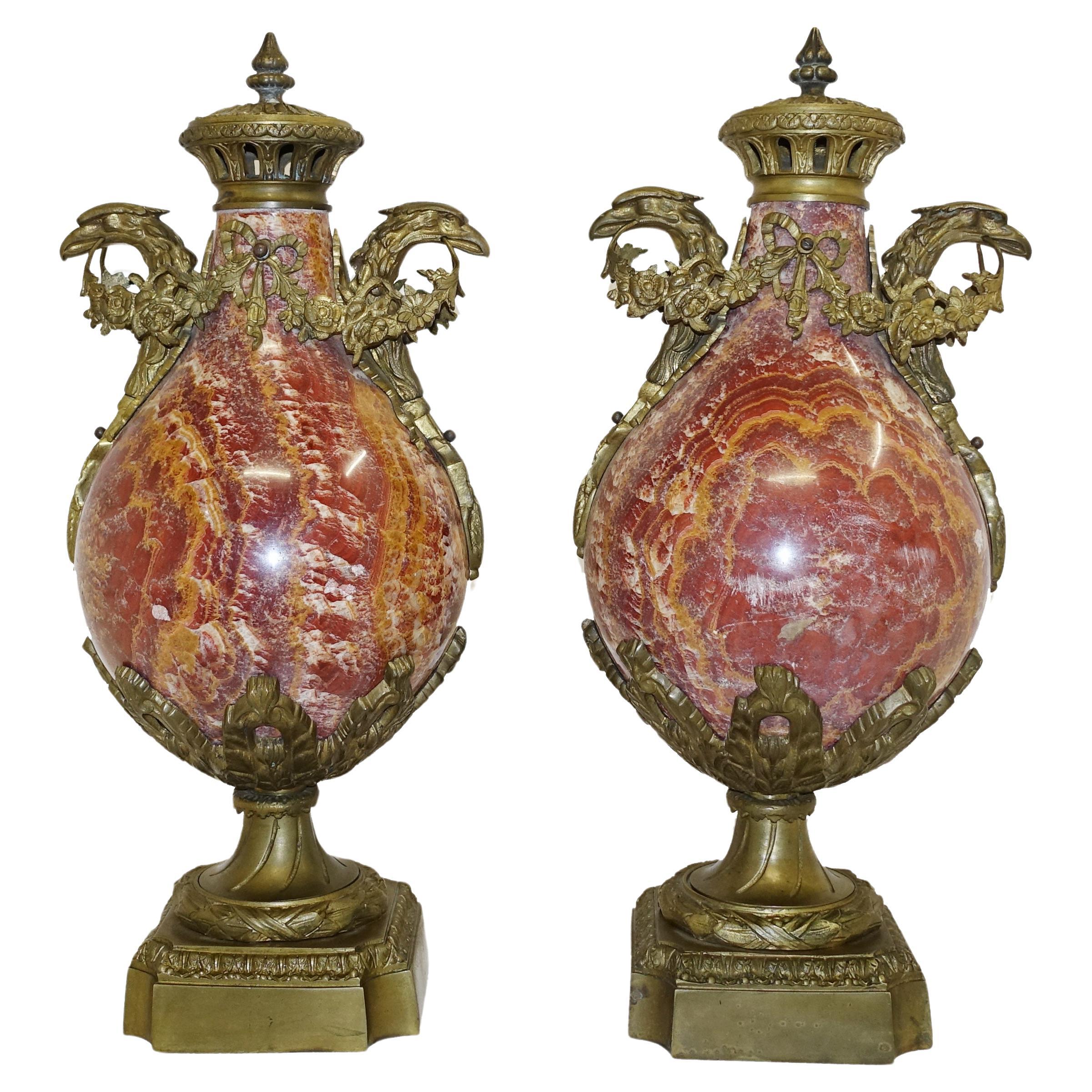 Paire d'urnes cassolettes anciennes françaises en marbre rouge Empire 1880 en vente