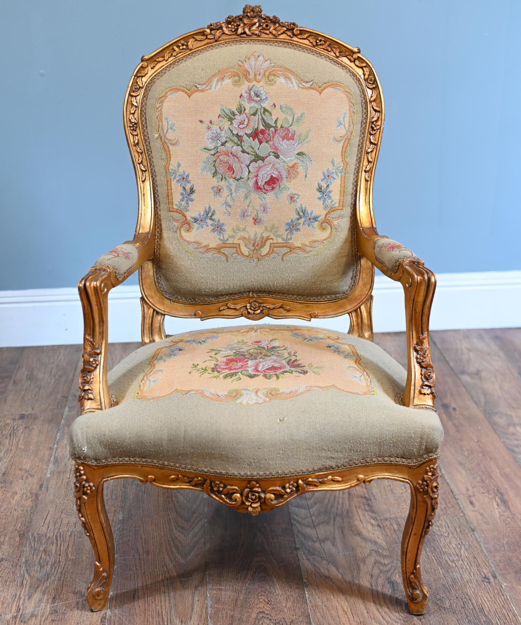 Paire de fauteuils Louis XV dorés Fauteuil à l'aiguille en vente 4