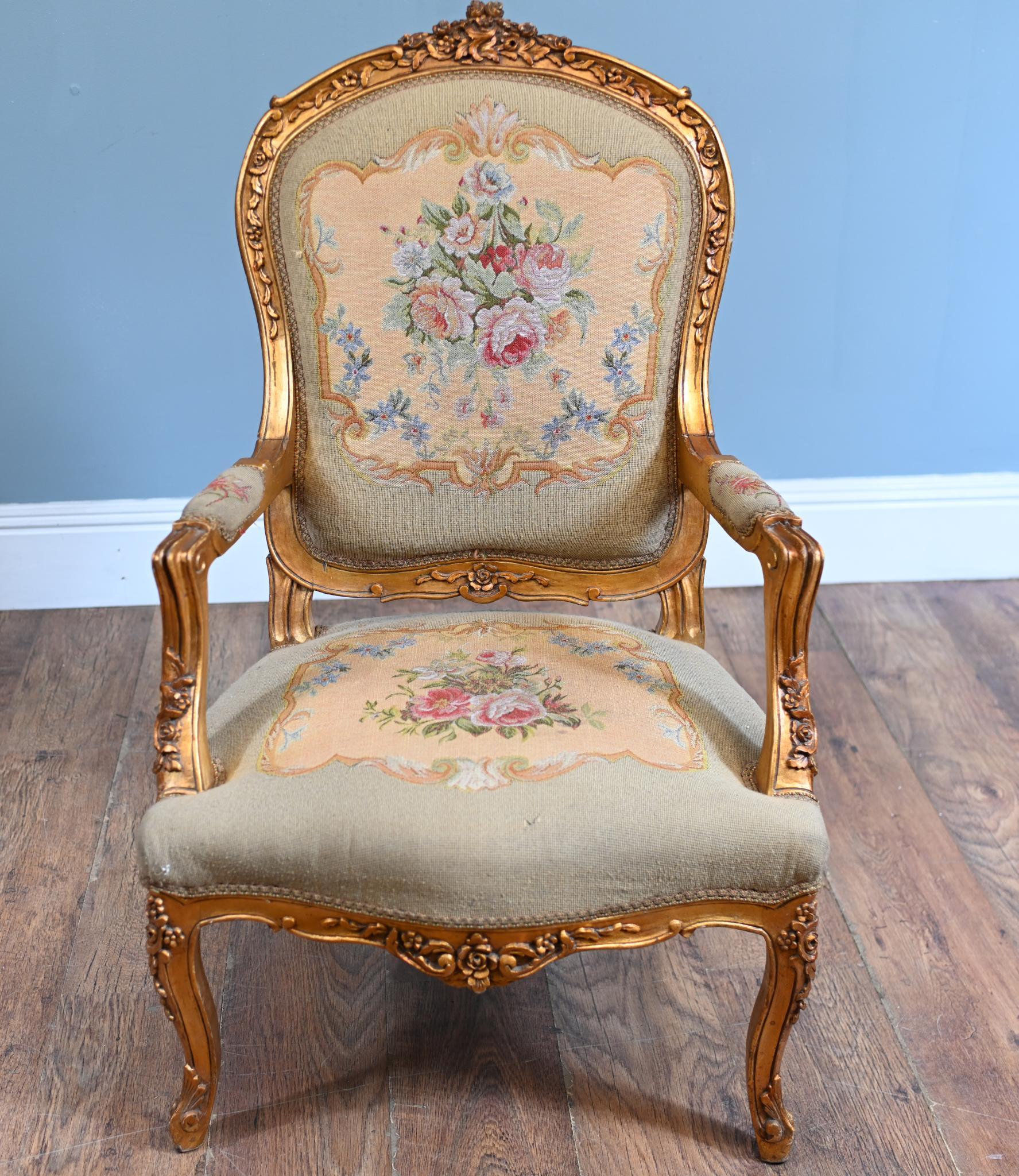 Paire de fauteuils Louis XV dorés Fauteuil à l'aiguille en vente 5