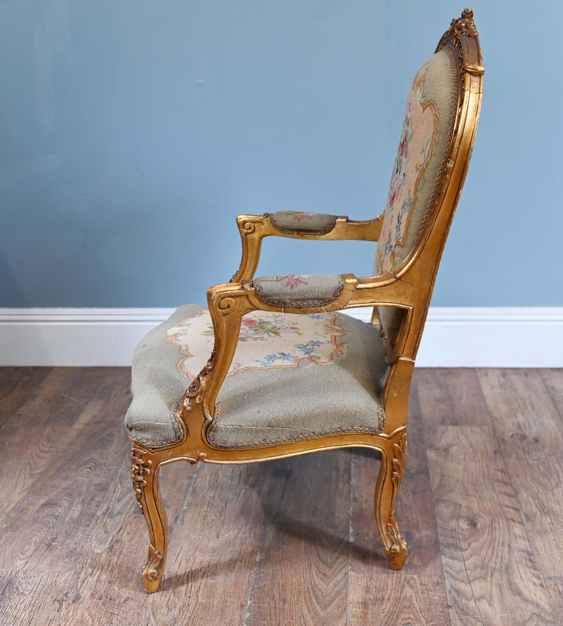 Doré Paire de fauteuils Louis XV dorés Fauteuil à l'aiguille en vente