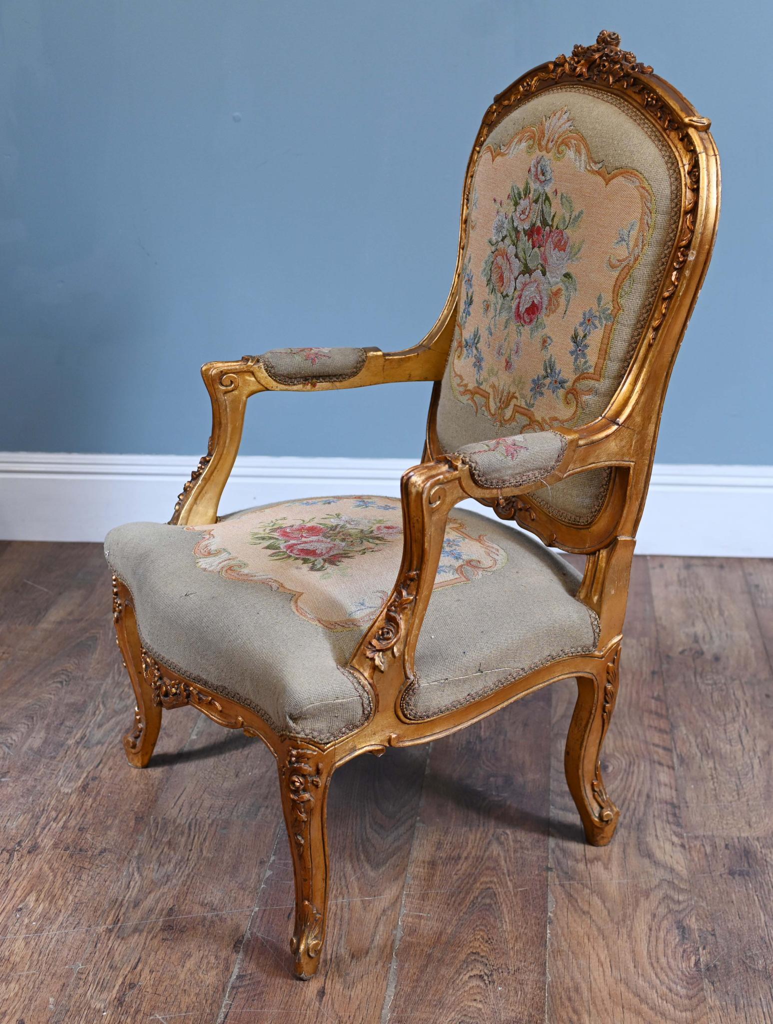 Bois doré Paire de fauteuils Louis XV dorés Fauteuil à l'aiguille en vente