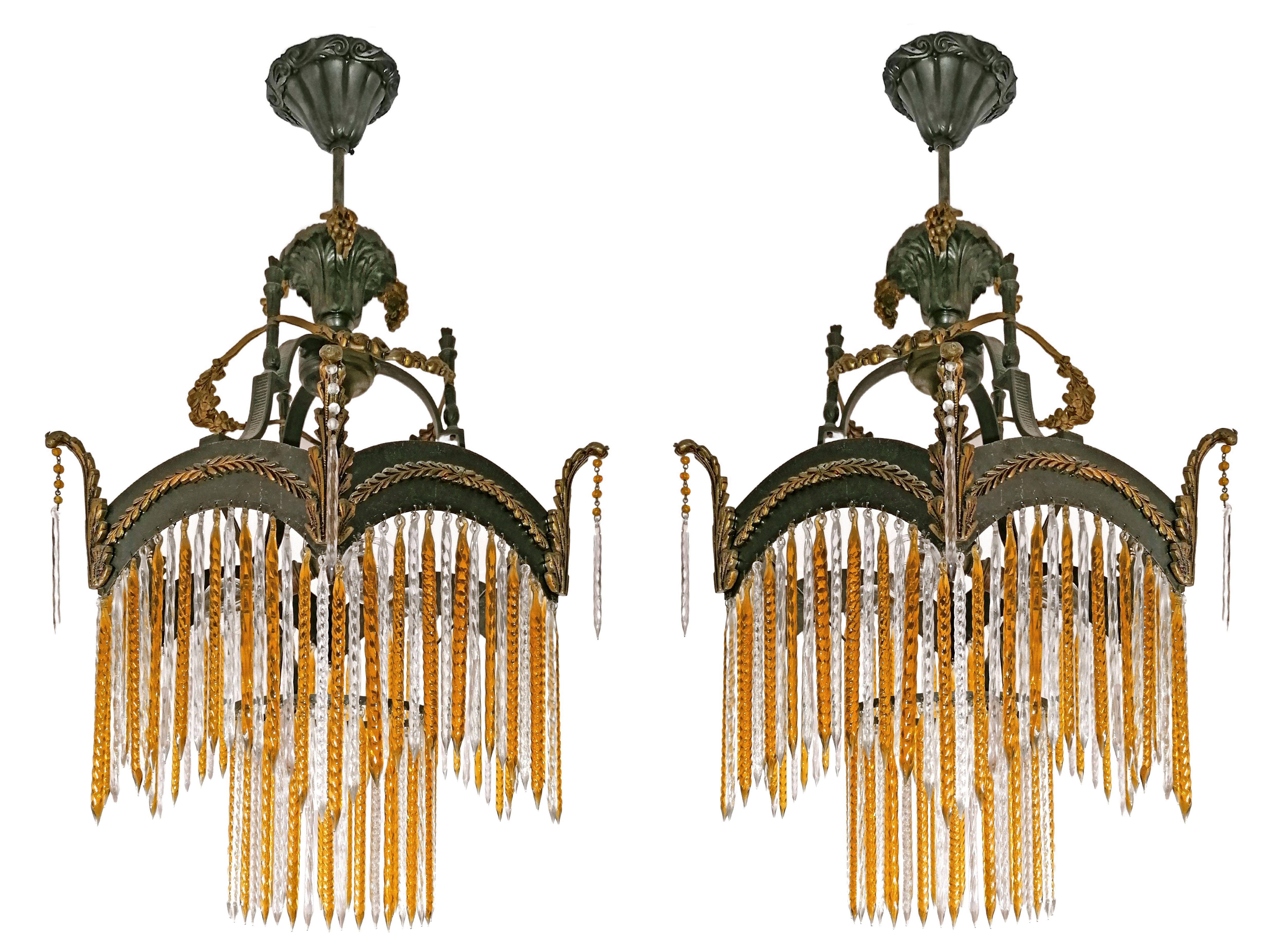 Paar französische Art Deco & Art Nouveau vergoldete Kronleuchter mit bernsteinfarbenen Kristallglasfransen (Hollywood Regency) im Angebot