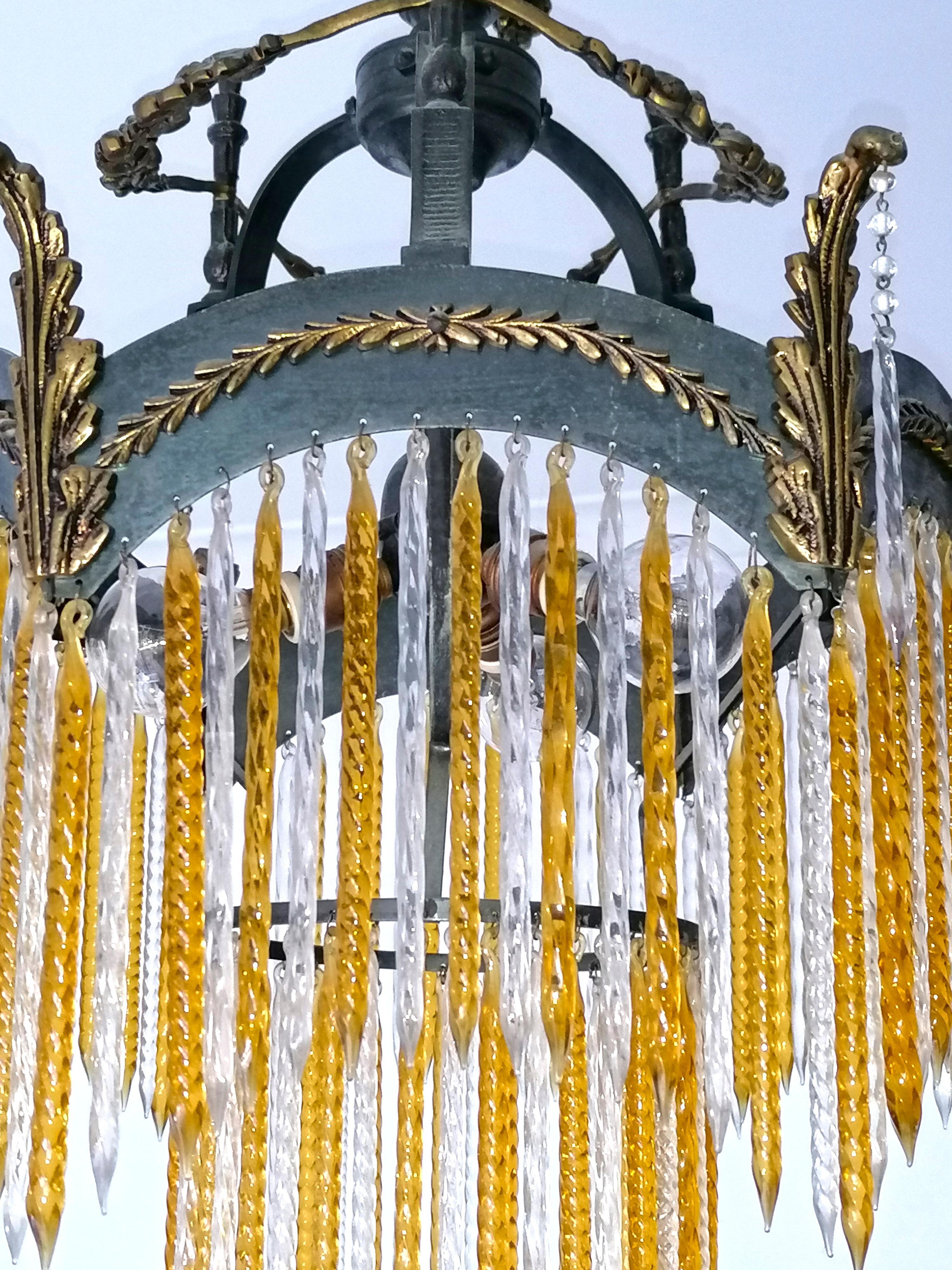 Paar französische Art Deco & Art Nouveau vergoldete Kronleuchter mit bernsteinfarbenen Kristallglasfransen (Messing) im Angebot