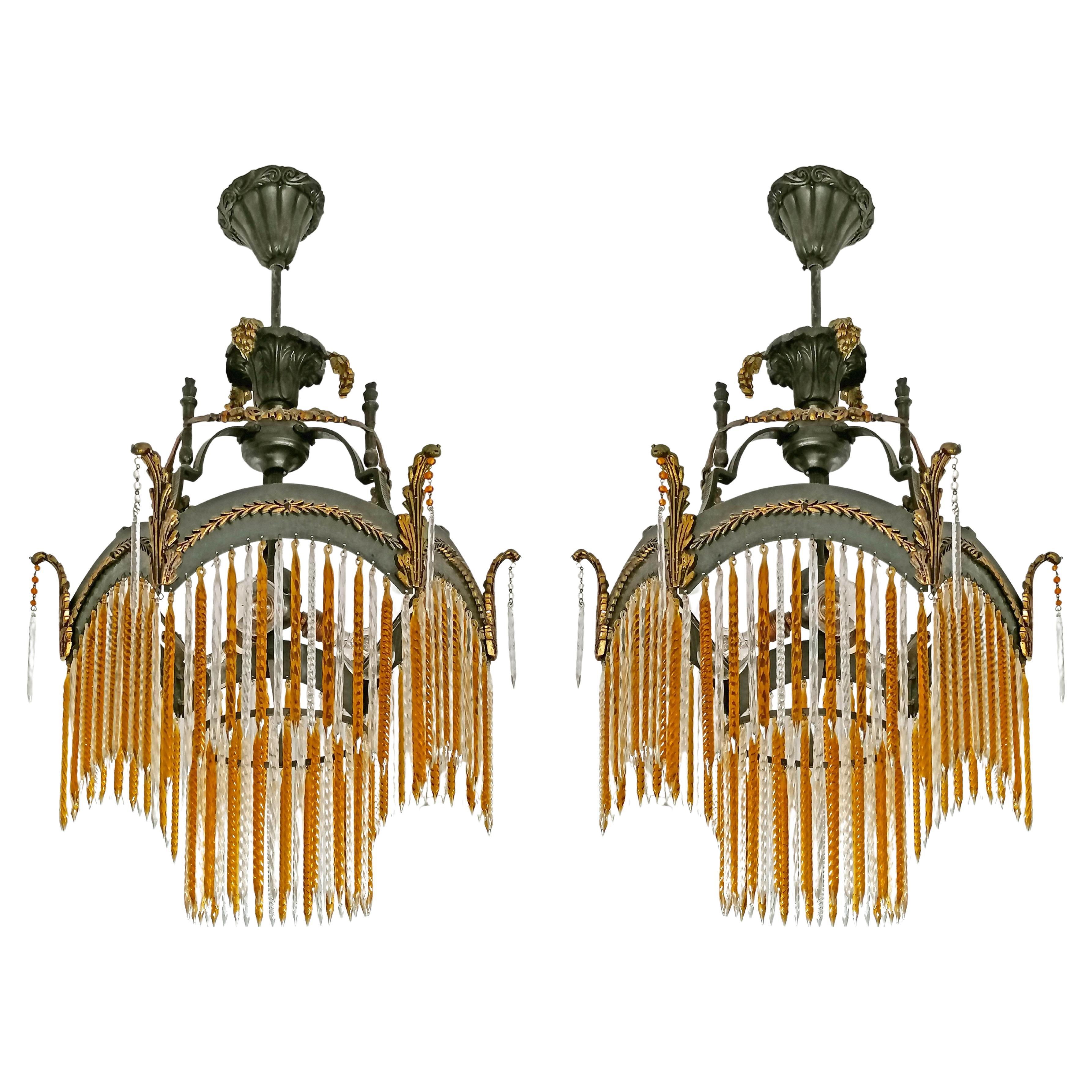Paire de lustres Art Déco et Art Nouveau français dorés avec frange en verre de cristal ambré
