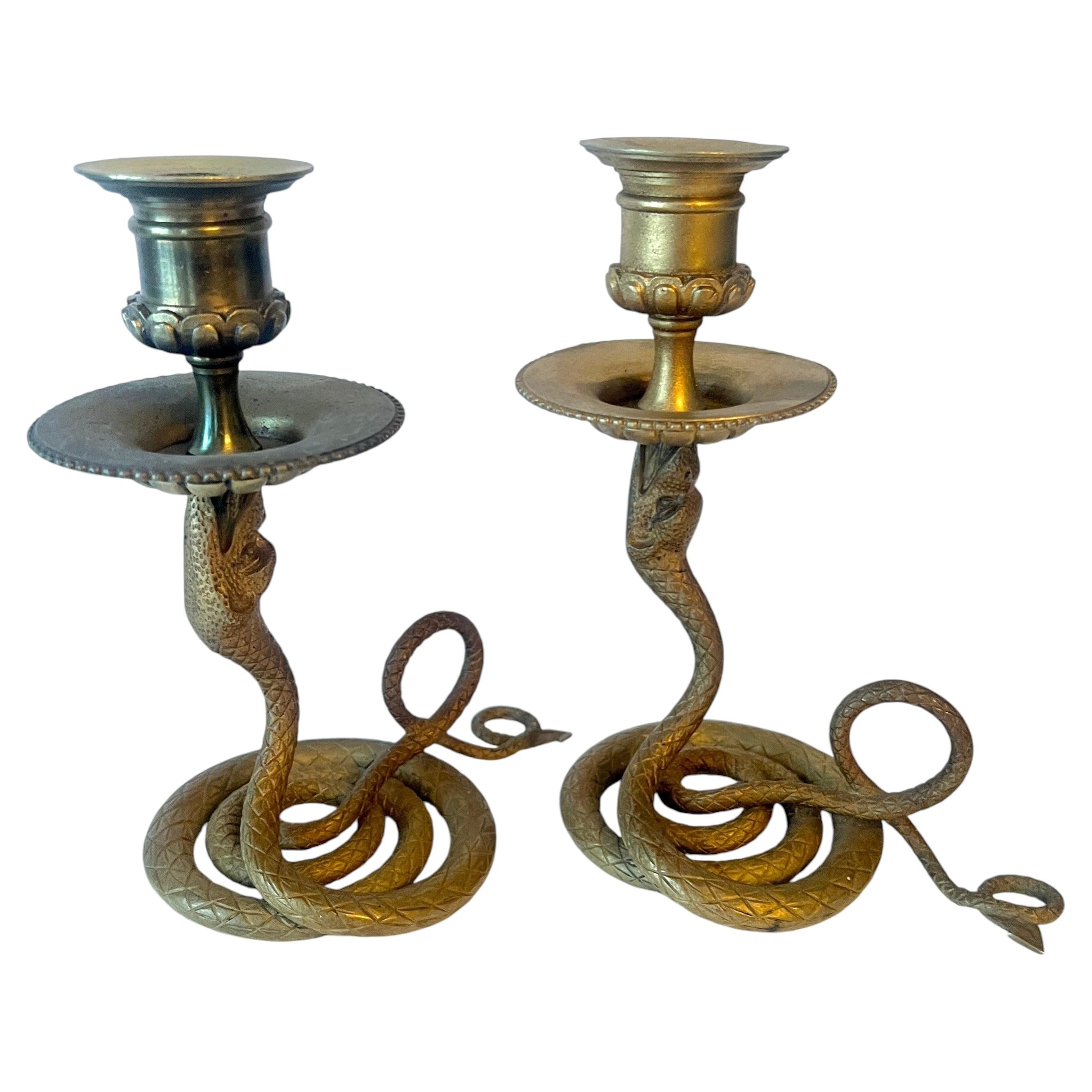 Ein Paar französische Art-déco-Kerzenleuchter aus vergoldeter Bronze in Schlangenform im Angebot