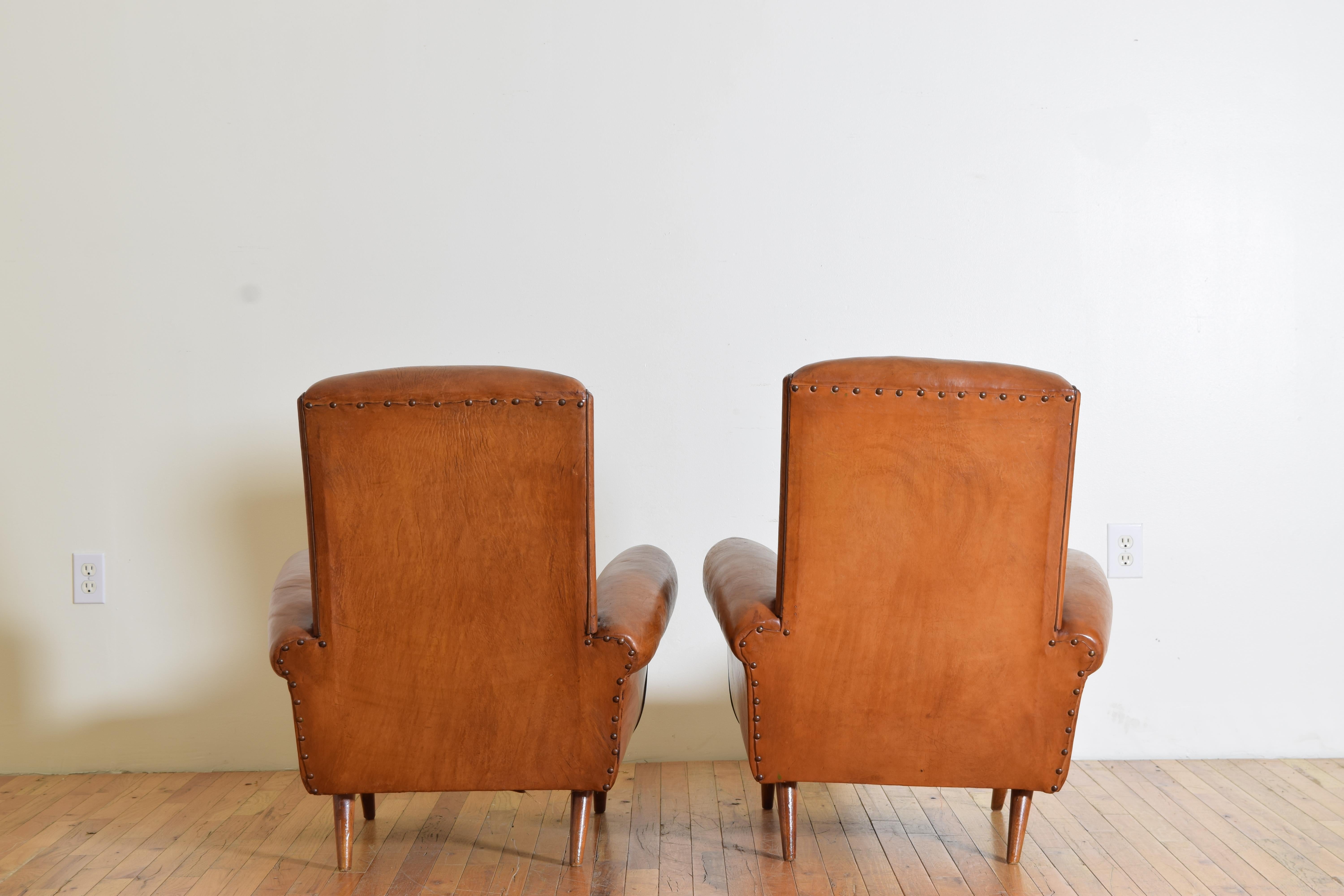 Milieu du XXe siècle Paire de fauteuils club tapissés de cuir d'époque Art Déco, 2ème quart du 20ème siècle en vente