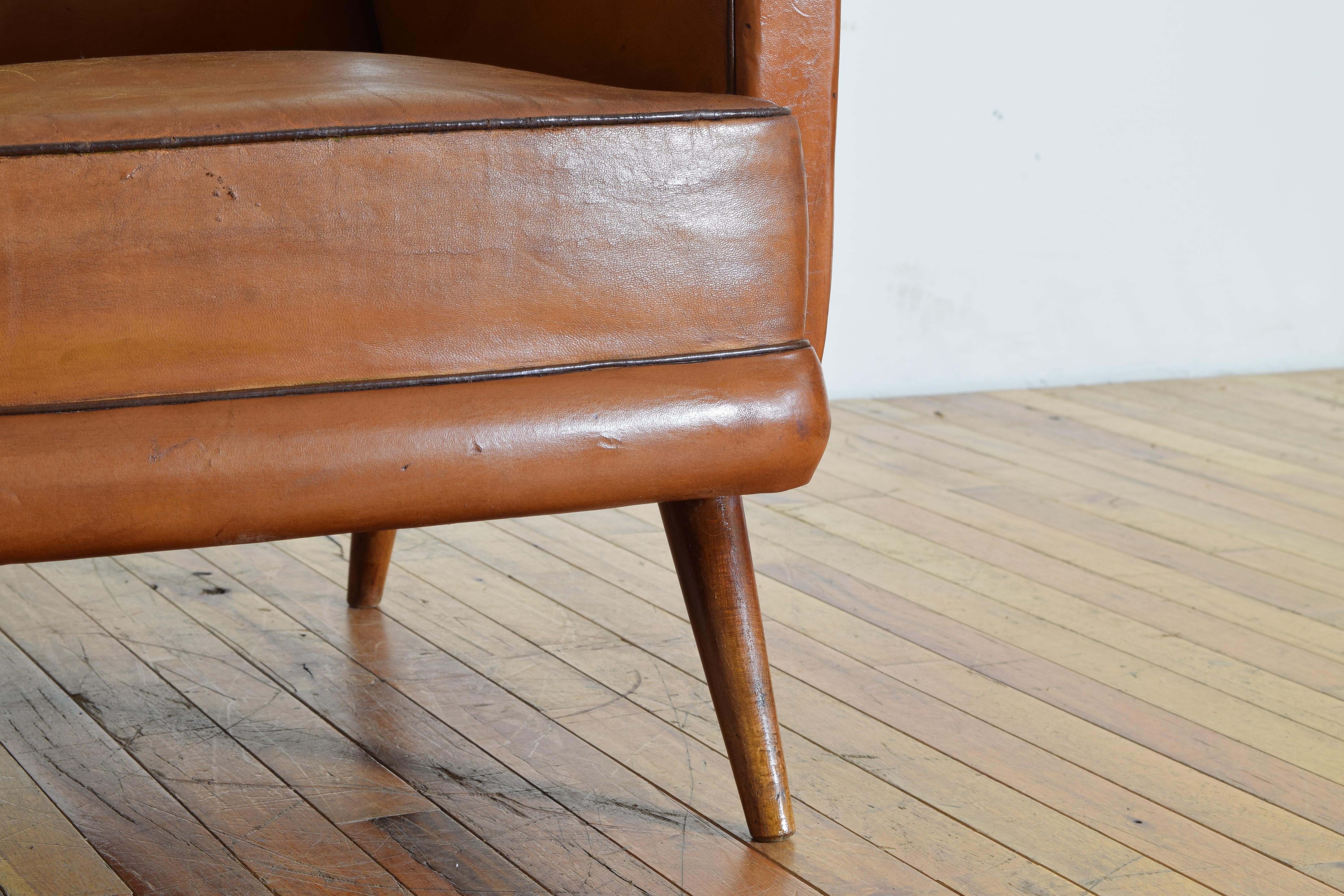 Paire de fauteuils club tapissés de cuir d'époque Art Déco, 2ème quart du 20ème siècle en vente 2