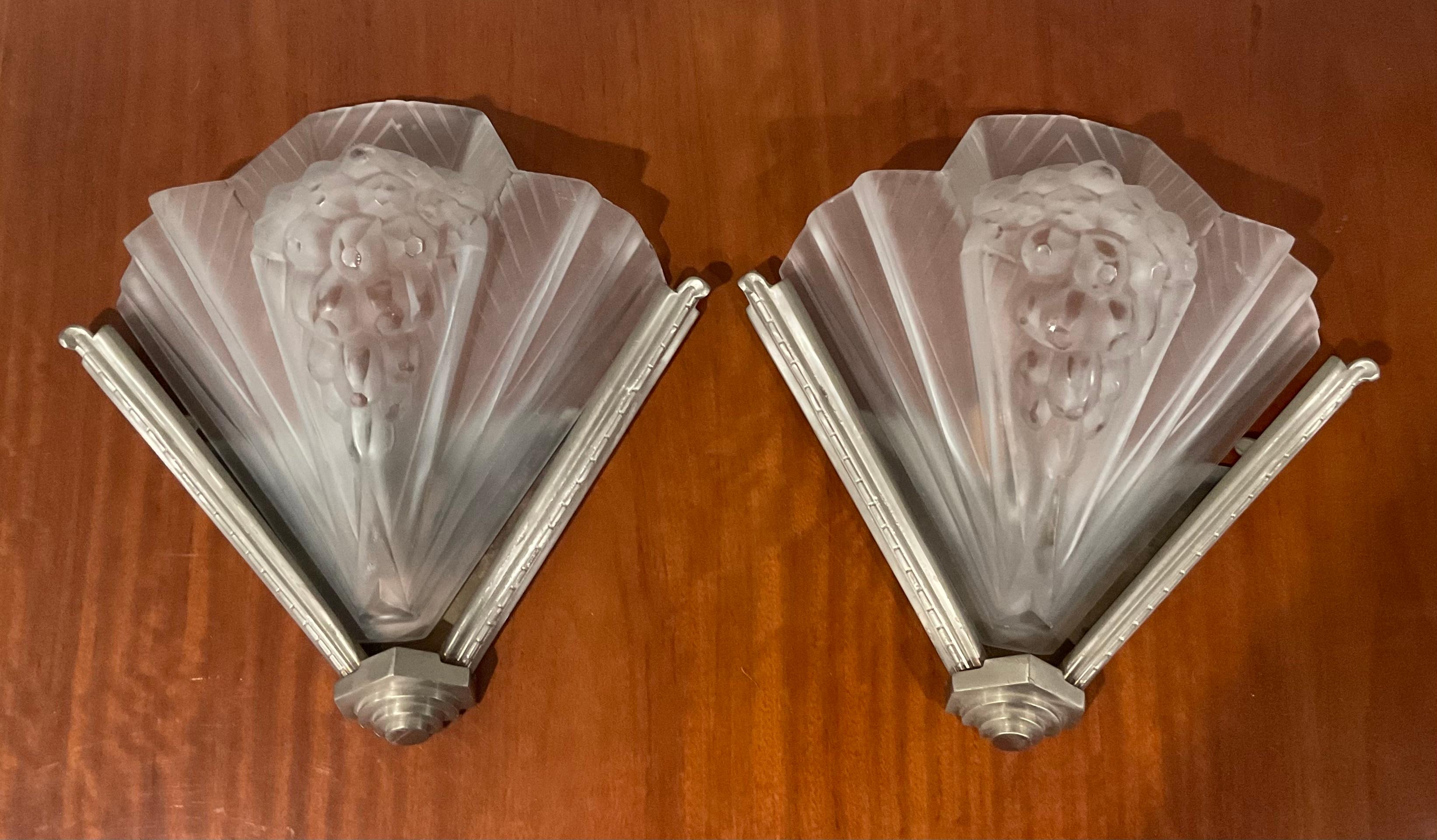 Coppia di applique francesi in vetro artistico firmate Art Deco con montature originali degli anni '30 circa. Ogni porzione di vetro è firmata come nell'immagine stampata nel vetro al momento della produzione.