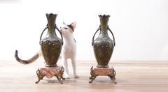 Paar französische Bronzevasen im Art nouveau-Stil mit Blumenmotiv und Marmorsockel