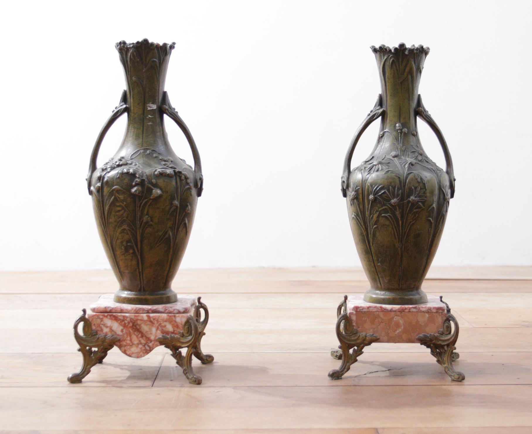 Pair French Art Nouveau Bronzed Vases Floral Motif with Marble Base In Good Condition In Boven Leeuwen, NL