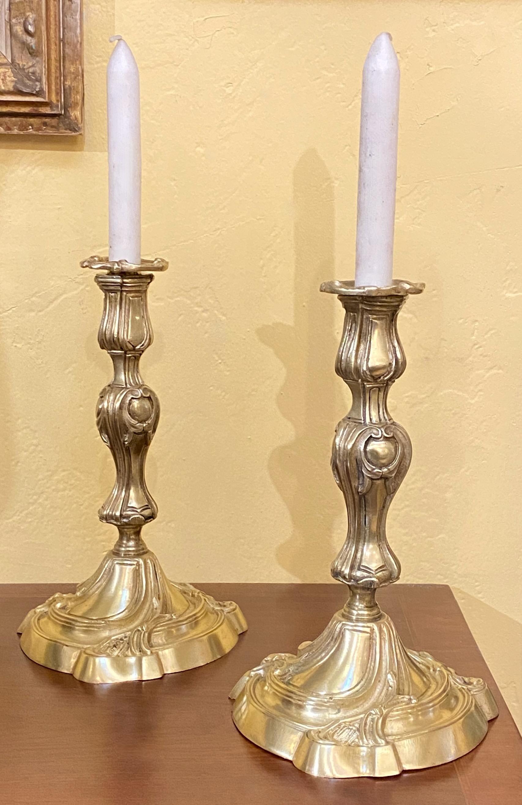Ein Paar französischer Kerzenleuchter im Barockstil aus Messing mit Handziselierung.
Diese waren irgendwann im 20. Jahrhundert für Boudoir-Lampen verkabelt worden und wir können sie auf Wunsch wieder elektrifizieren (gegen eine geringe