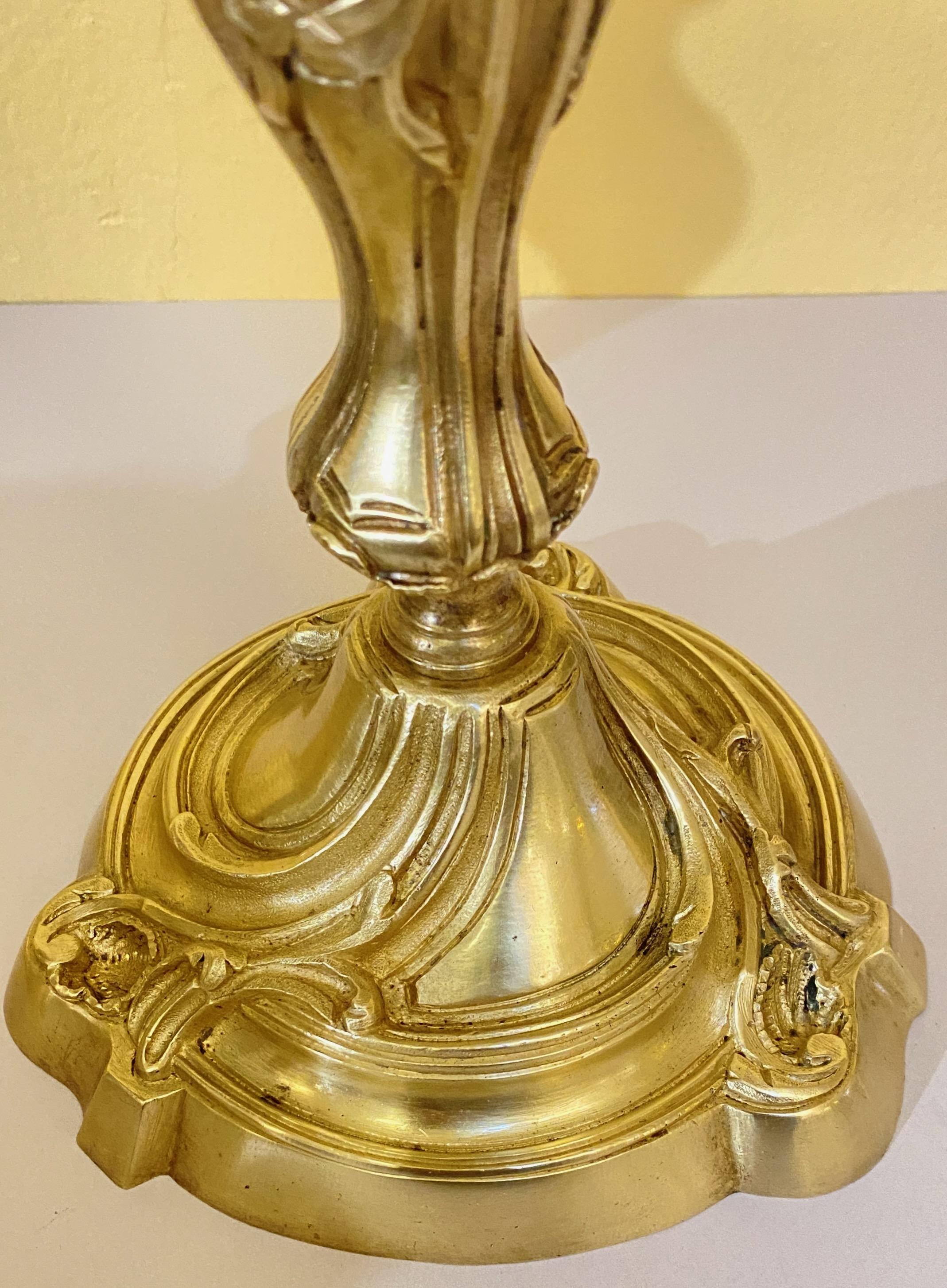 Laiton Paire de bougeoirs en laiton de style baroque français, début du XIXe siècle en vente
