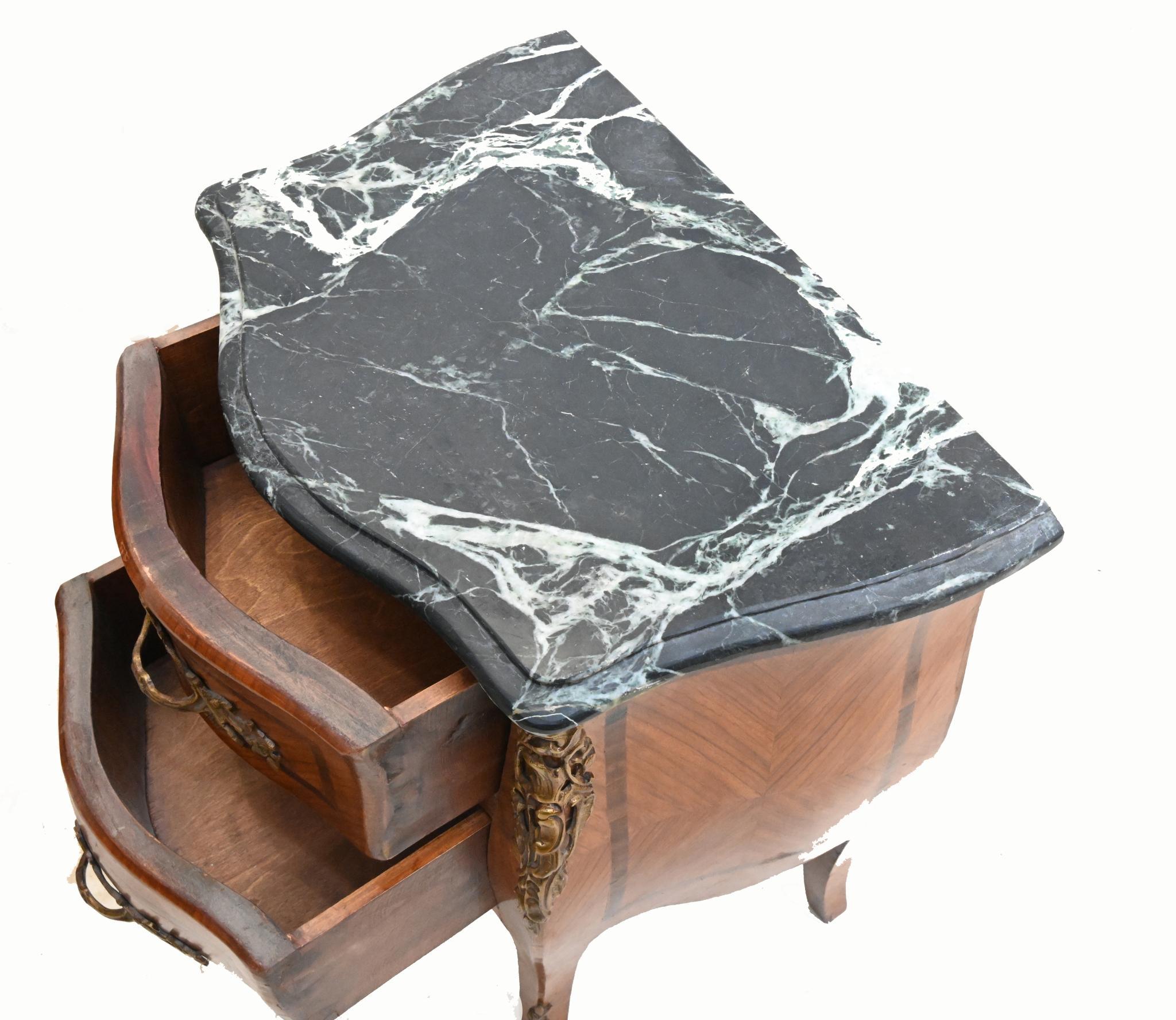 Coppia di comodini francesi in noce con piano in marmo e rubinetteria in ormulo 1890
Alla maniera dell'Impero, con una leggera forma a bombe.
Due cassetti per ciascuno e il marmo è liscio e privo di scheggiature
Acquistato da un commerciante di