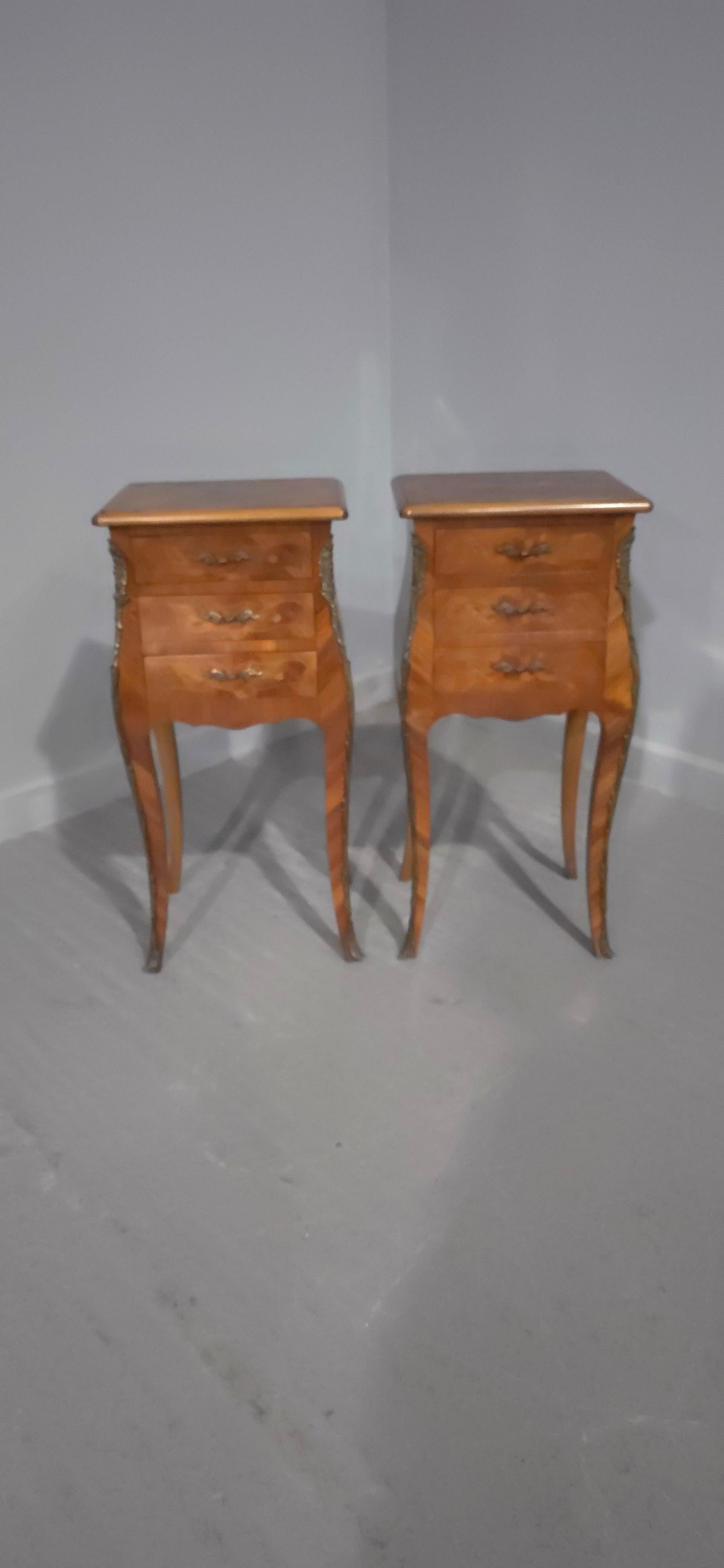Très bonne paire de commodes à trois tiroirs en marqueterie française, en forme de bombe avec des montures en bronze doré, en excellent état général.

Hauteur de 29 pouces
14