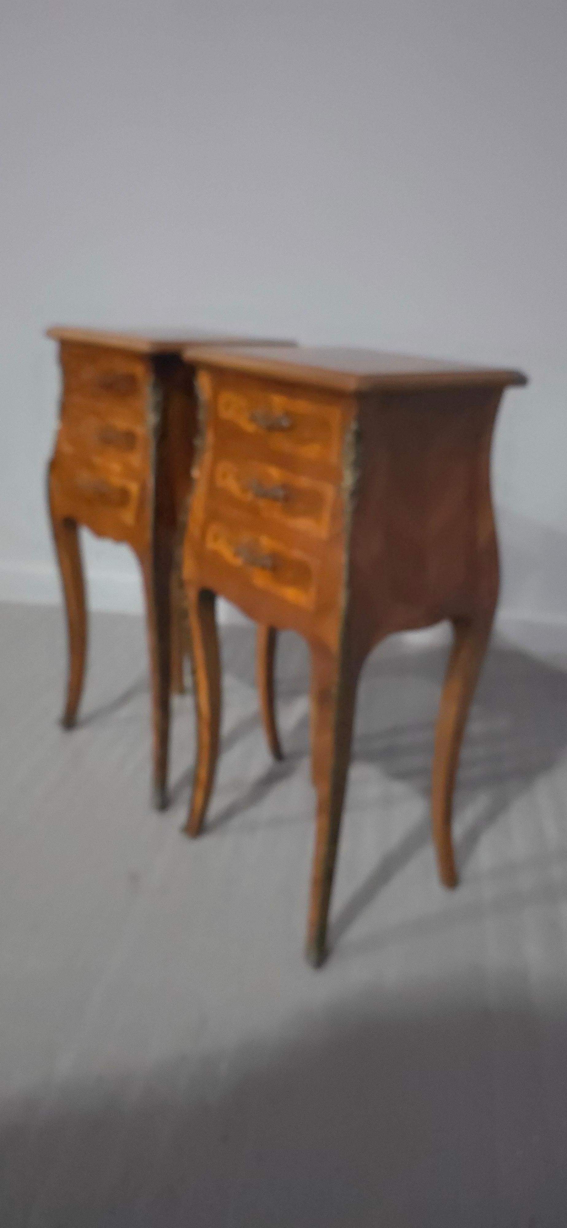 Noyer Paire de commodes lampes de chevet françaises en vente