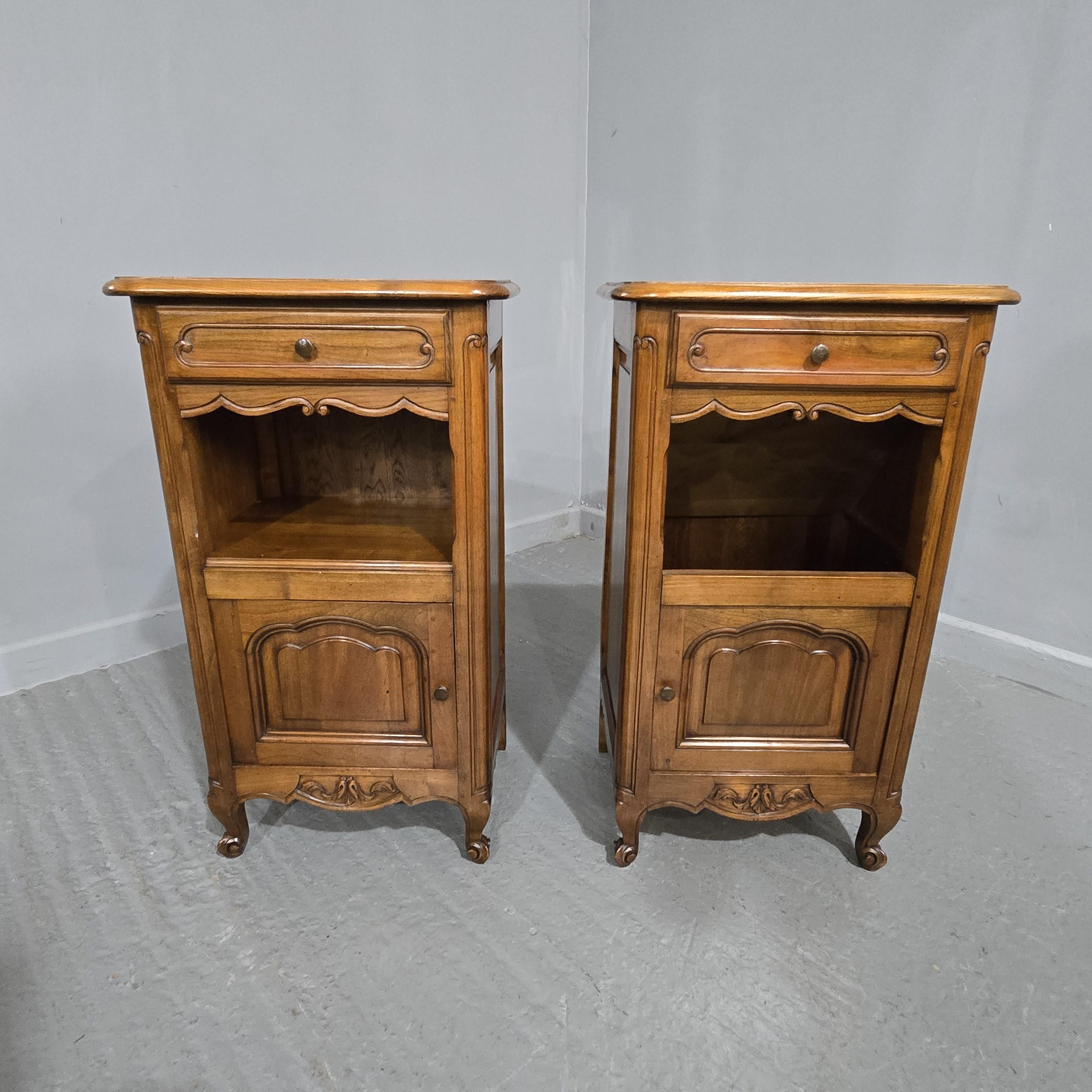 Excellent quality  pair French cherry wood bedside lamp tables, in excellent overall condition.

31.5