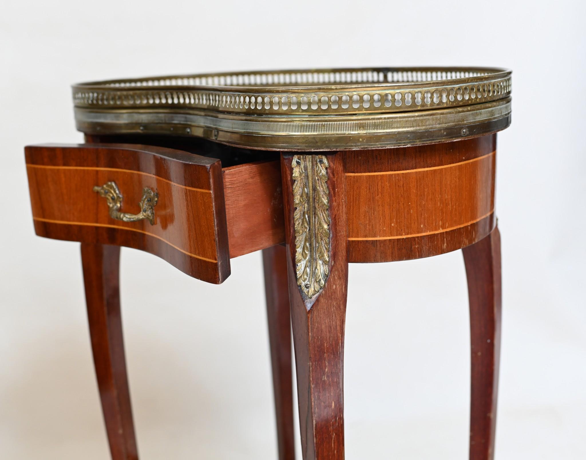 Paire de tables de chevet françaises Tables de chevet Kidney Bean 1930 Bon état - En vente à Potters Bar, GB