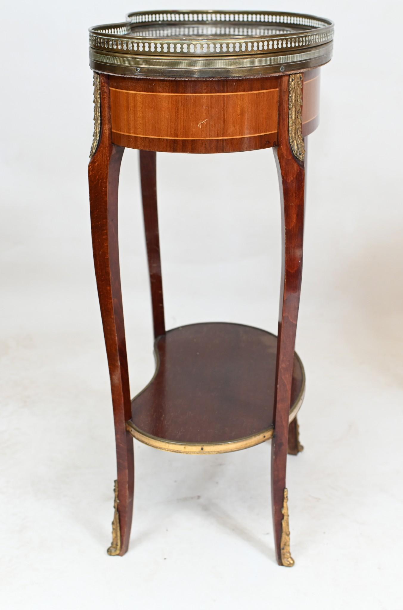 Milieu du XXe siècle Paire de tables de chevet françaises Tables de chevet Kidney Bean 1930 en vente