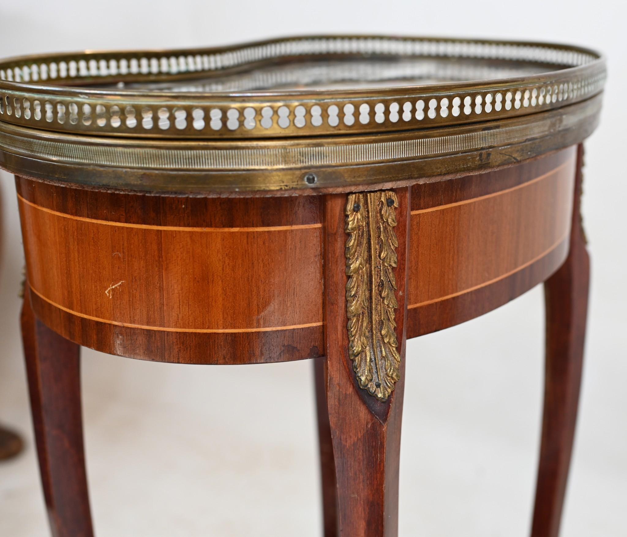 Marbre Paire de tables de chevet françaises Tables de chevet Kidney Bean 1930 en vente