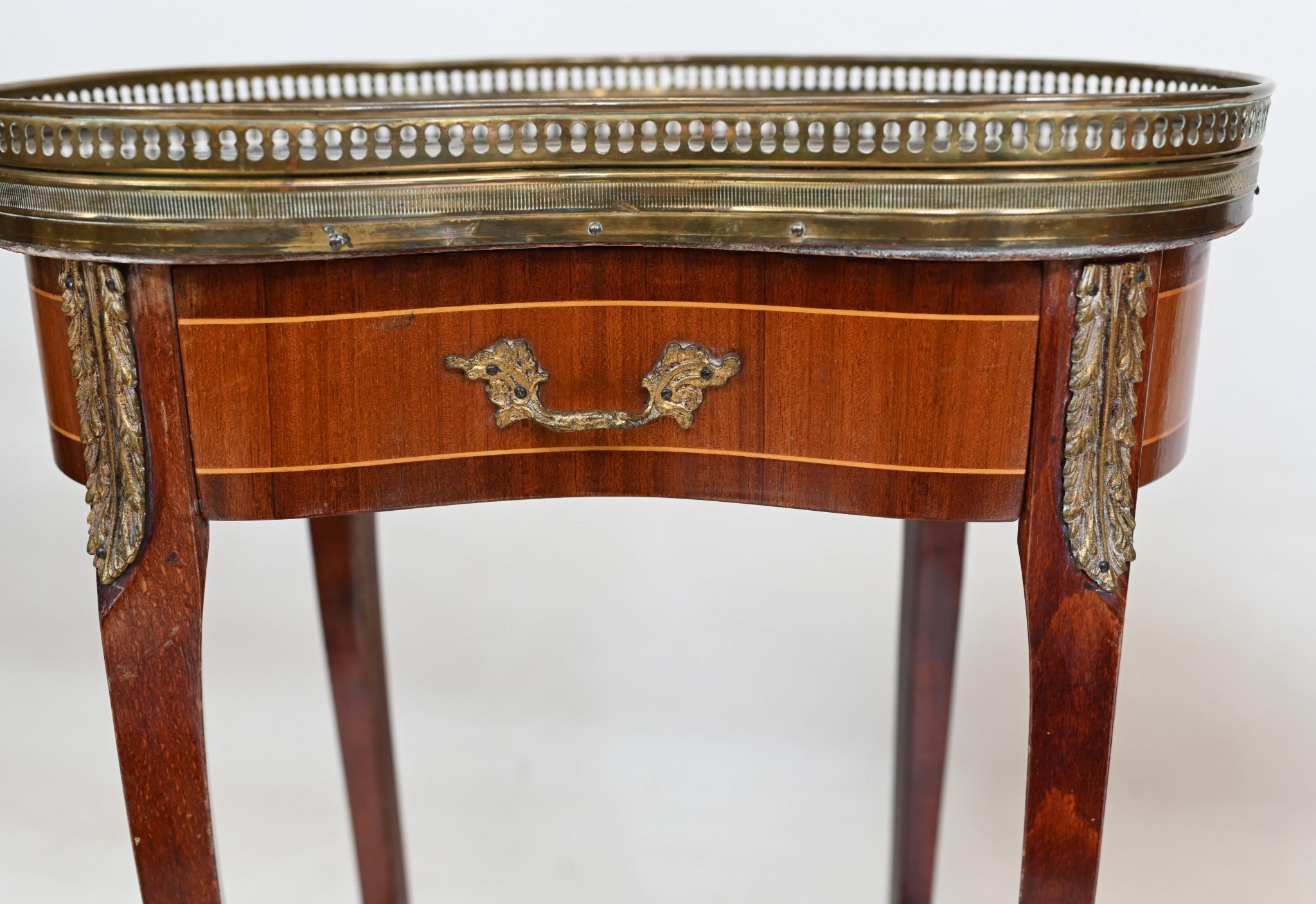 Paire de tables de chevet françaises Tables de chevet Kidney Bean 1930 en vente 1
