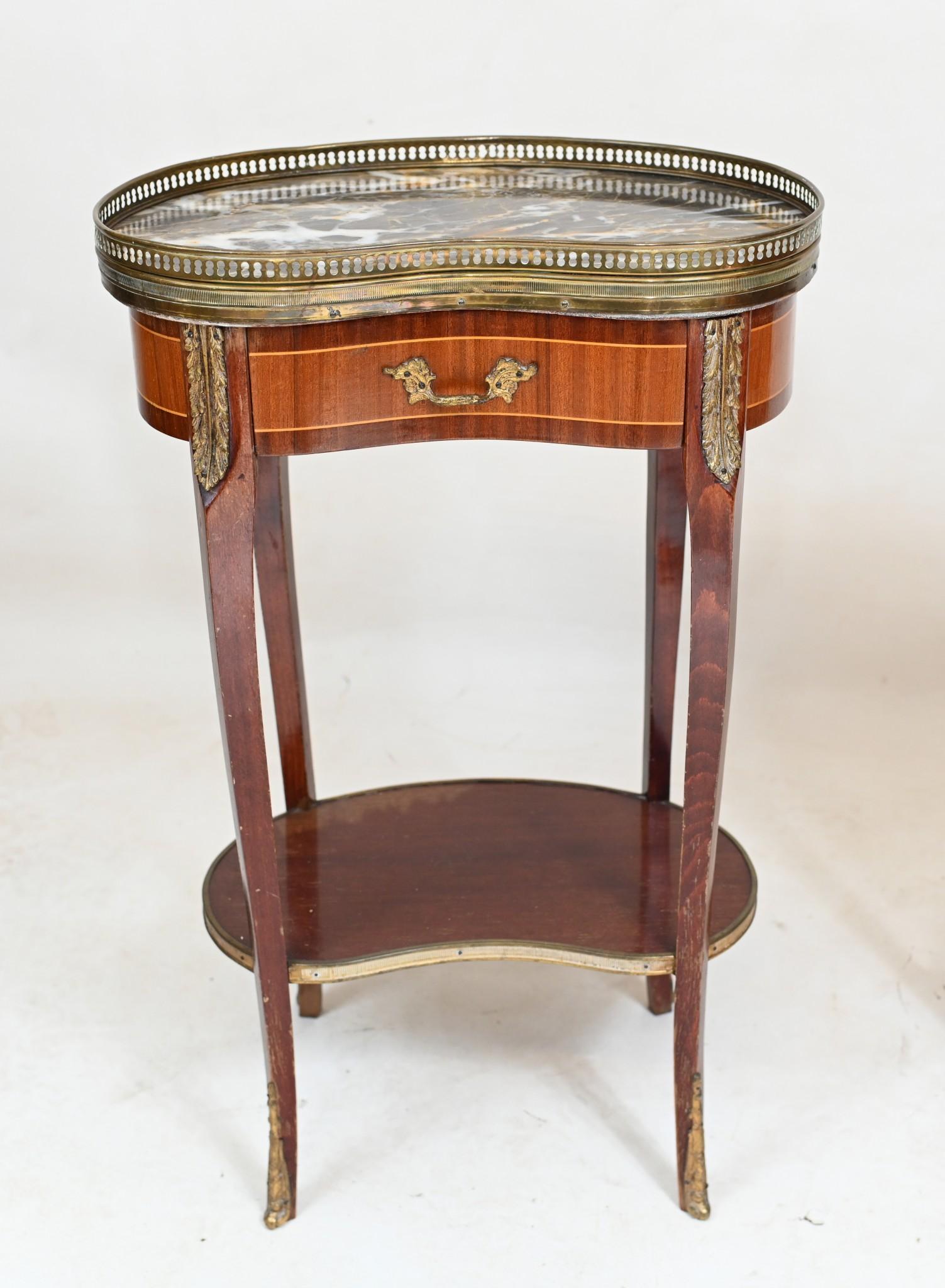 Paire de tables de chevet françaises Tables de chevet Kidney Bean 1930 en vente 3