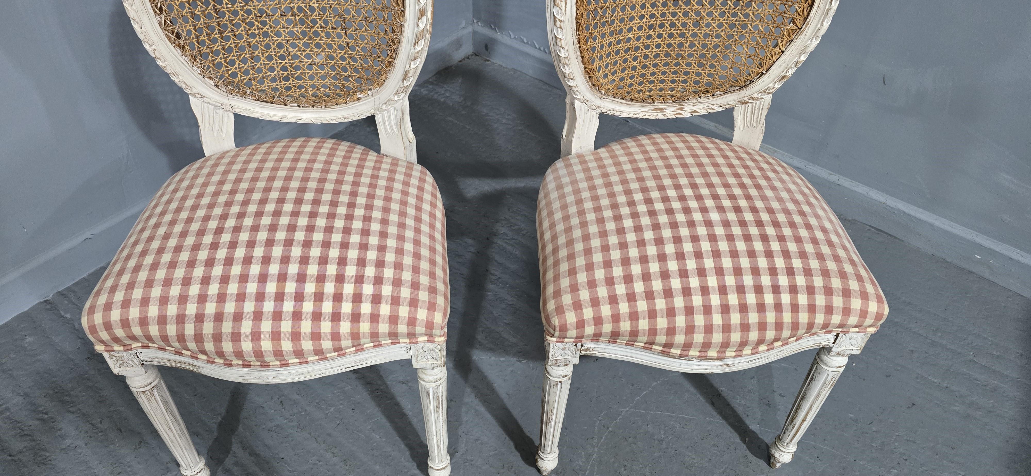 Paar französische Bergere Beistellstühle (Französische Provence) im Angebot