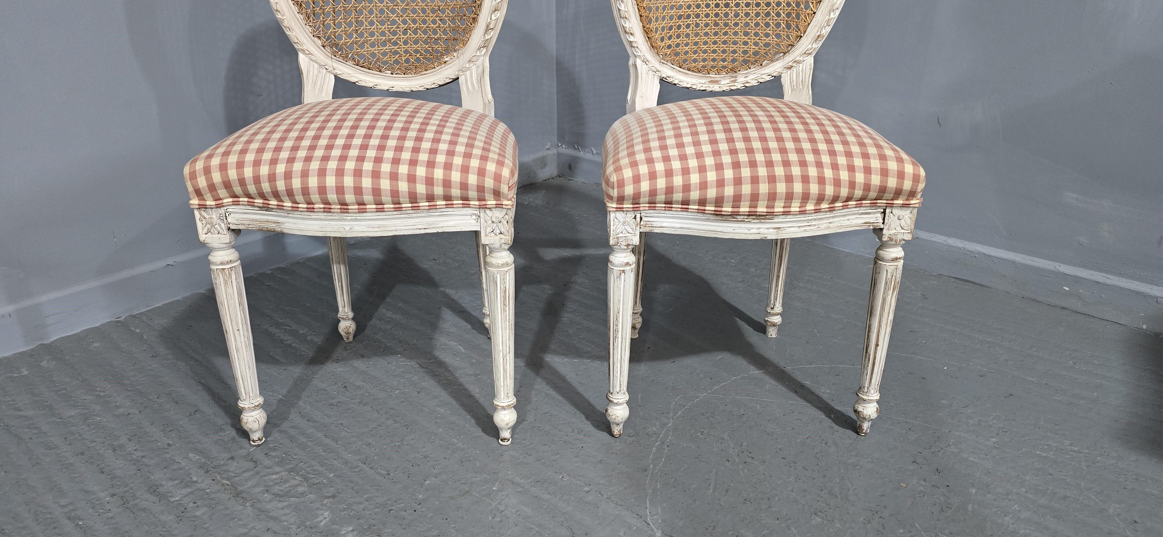 Paar französische Bergere Beistellstühle (Französisch) im Angebot
