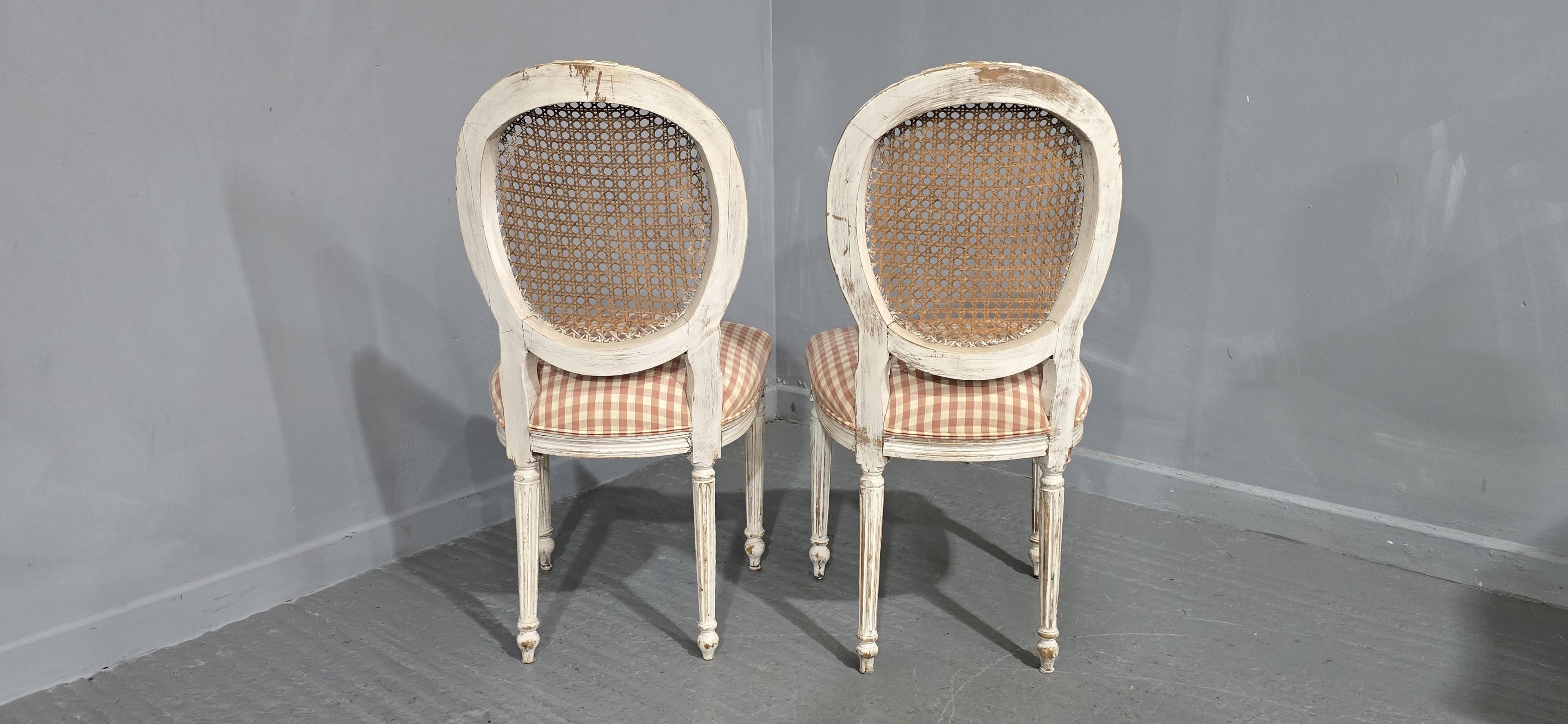 Paar französische Bergere Beistellstühle (20. Jahrhundert) im Angebot
