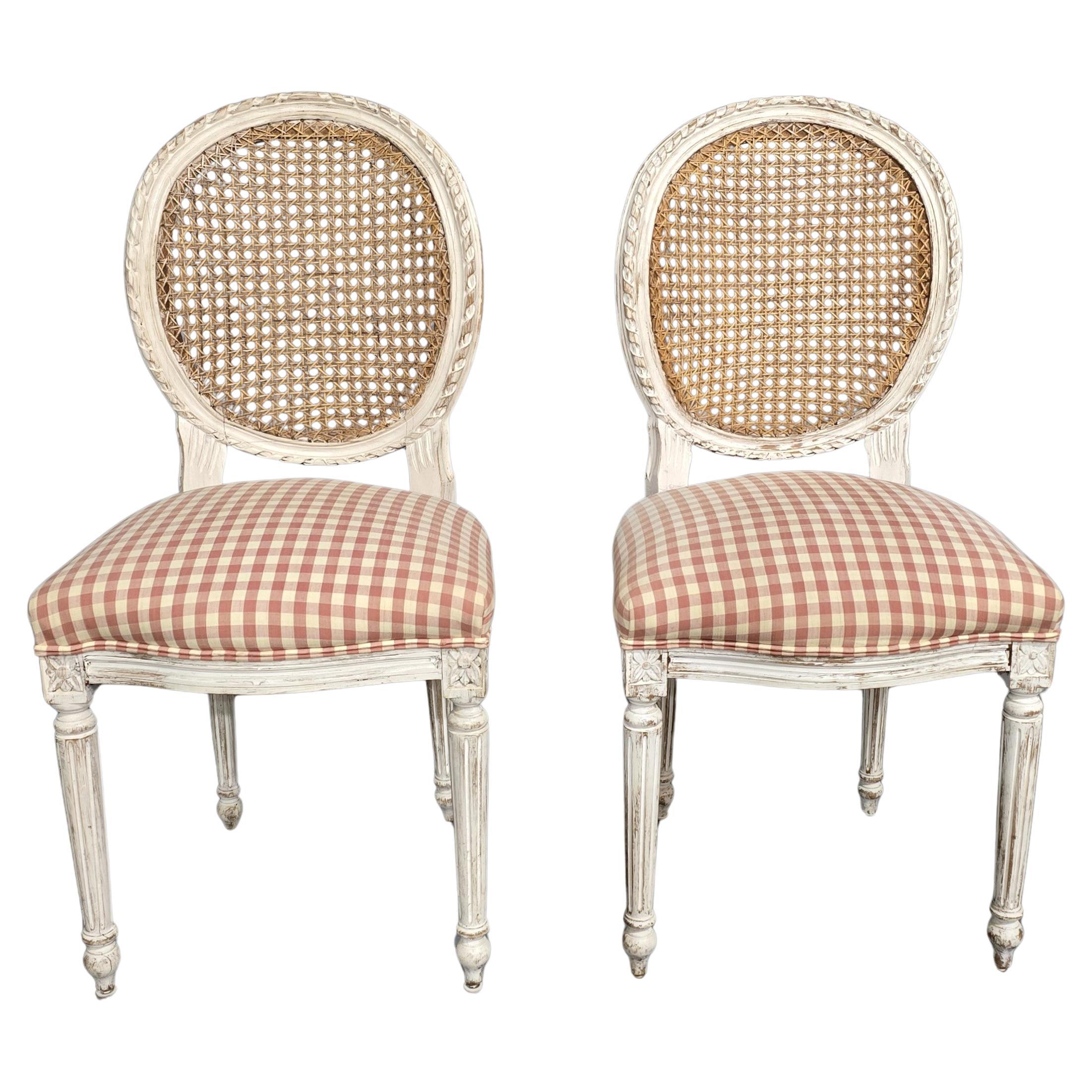 Paar französische Bergere Beistellstühle im Angebot