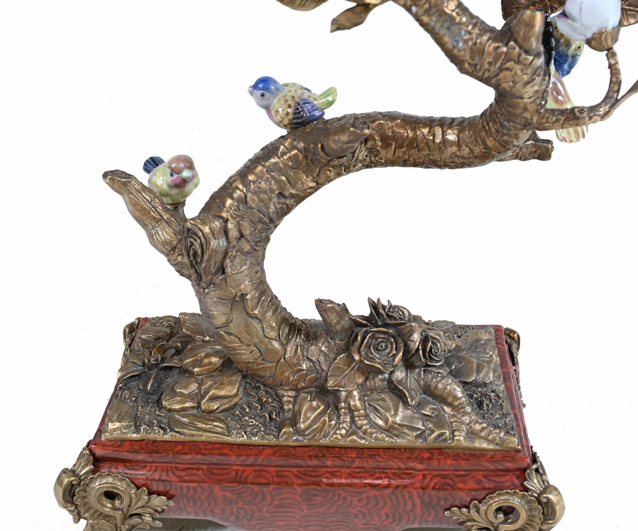 Paar französische Vogelmarken-Parrots aus Goldbronze-Porzellan mit Ormolu-Porzellan im Angebot 11
