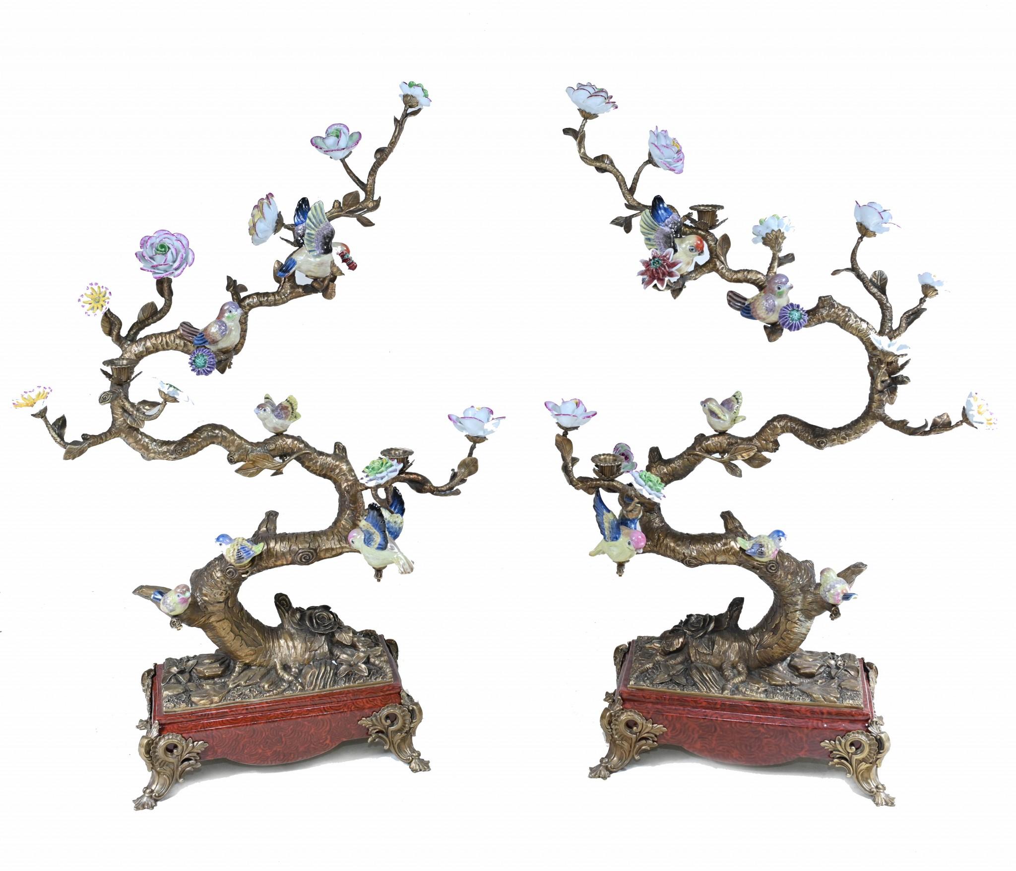 Sie sehen hier ein hübsches Paar hochdekorativer französischer Zweige aus Bronze mit Vögeln und Blumen aus Porzellan.
Gute Größe mit weit über einem Meter Höhe - 106 CM
Die Zweige aus Ormolu sind mit Blumen und tropischen Vögeln aus Porzellan