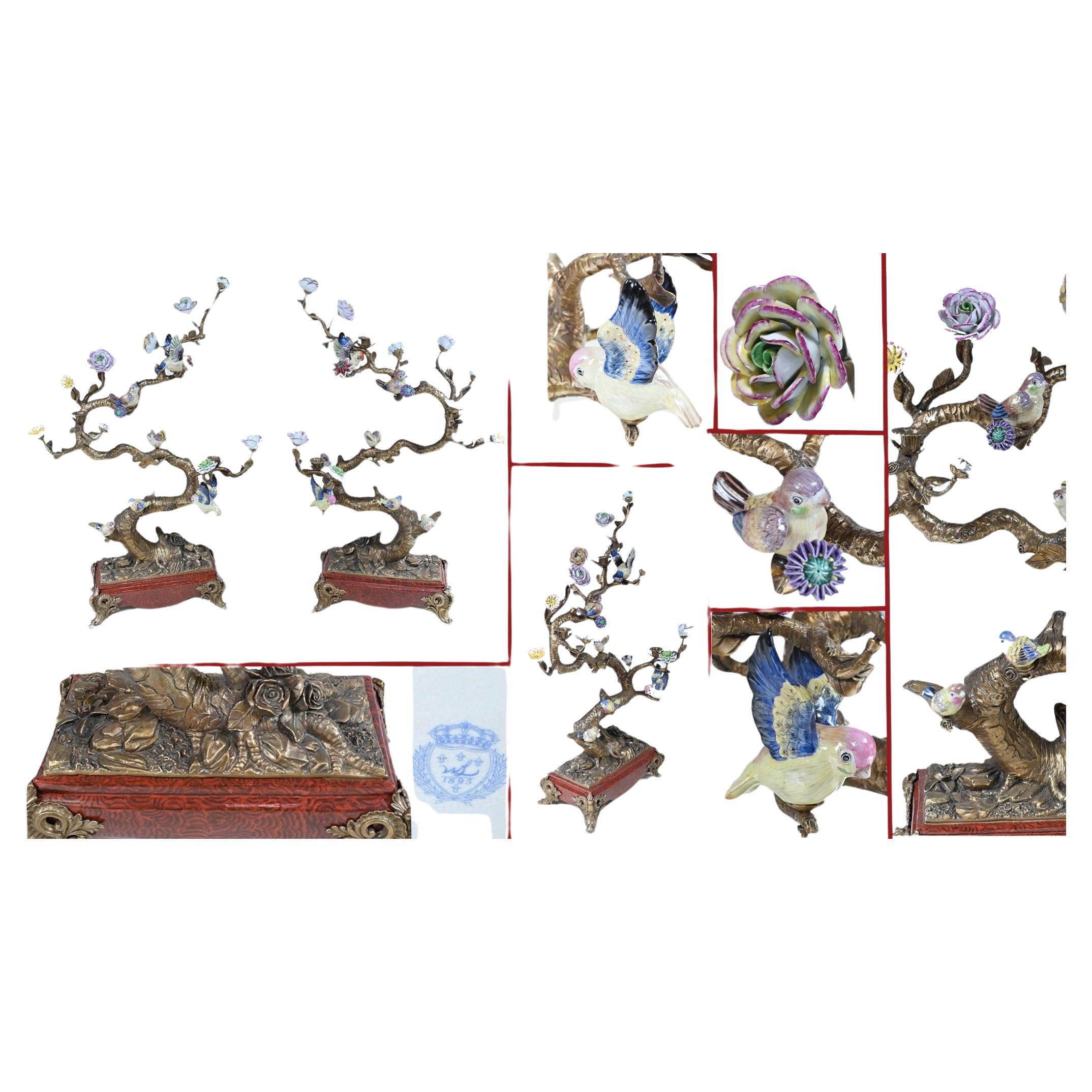 Paire de présentoirs de marques d'oiseaux français Perroquets en porcelaine d'orfèvrerie