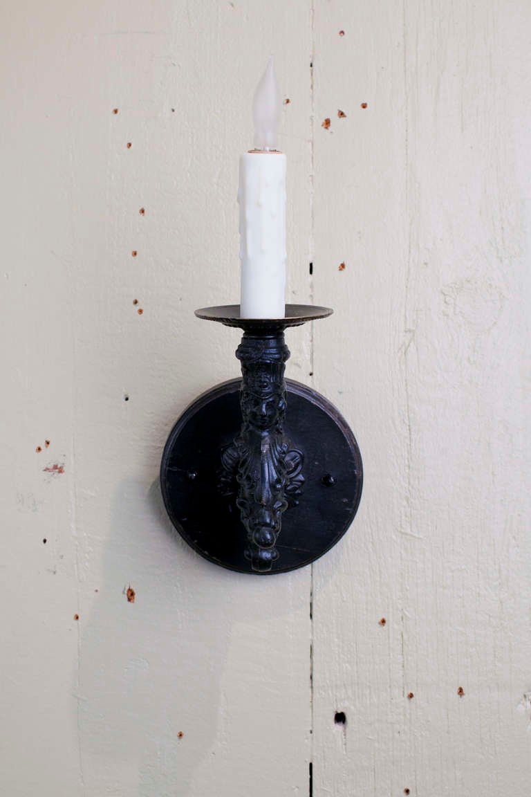Neoimpero Coppia di antiche lampade da parete figurate in ferro nero in stile revival egiziano in vendita