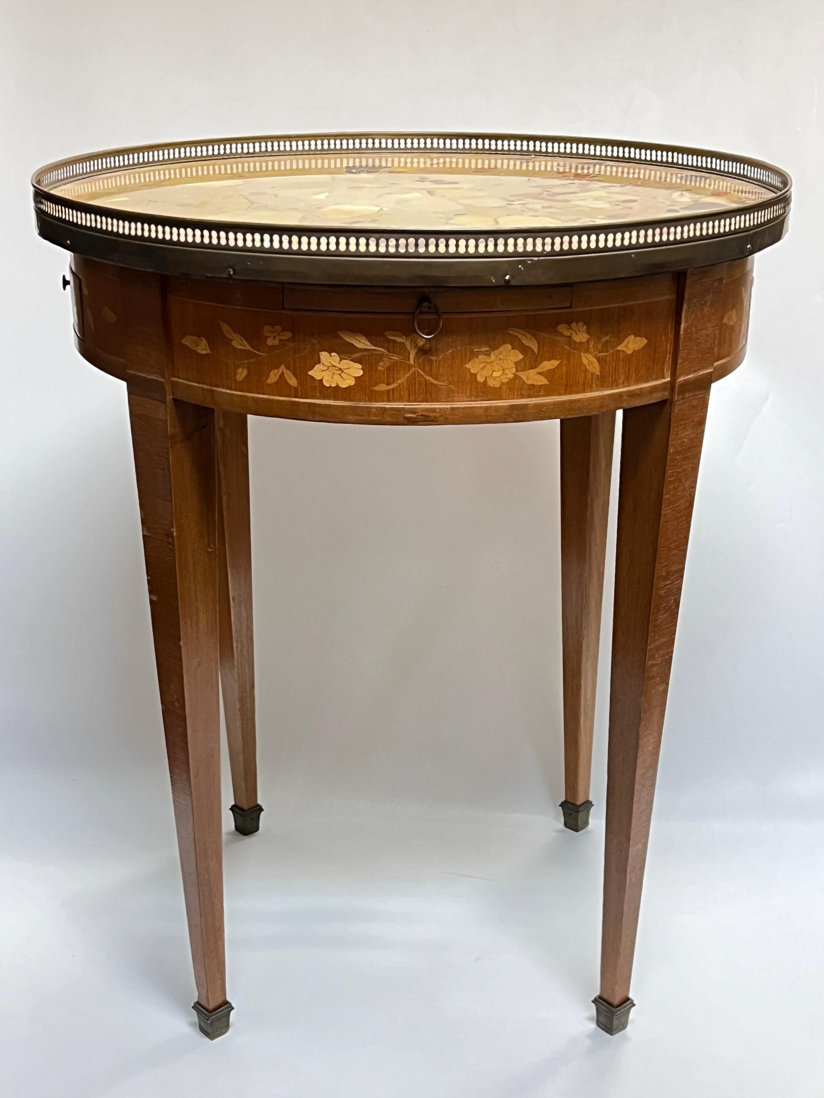 Zwei antike (Anfang 20. Jh.) runde Bouillotte-Tische (Spieltische) im französischen Louis XVI-Stil mit schönen Marmorplatten aus Breche d'Alep, Messinggalerien, Fries mit Intarsien, einer funktionierenden mittleren Schublade (und einer