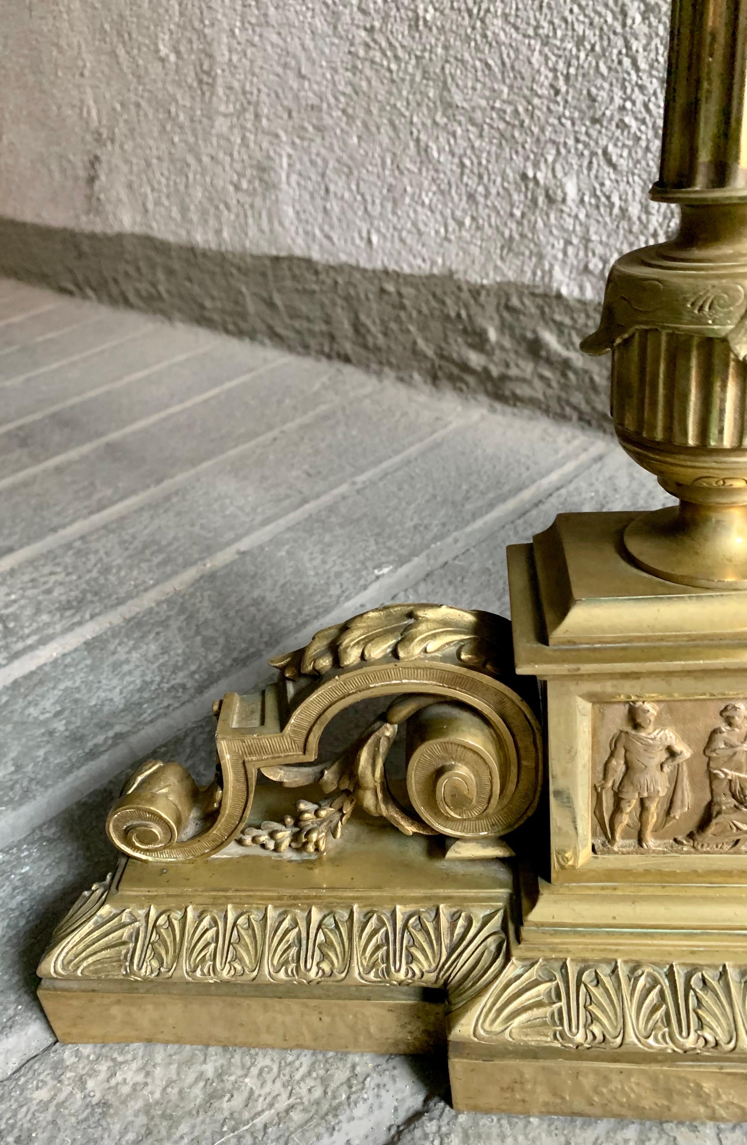 Francese Coppia di androni francesi in ottone Chenets Stile Impero Neoclassico in vendita