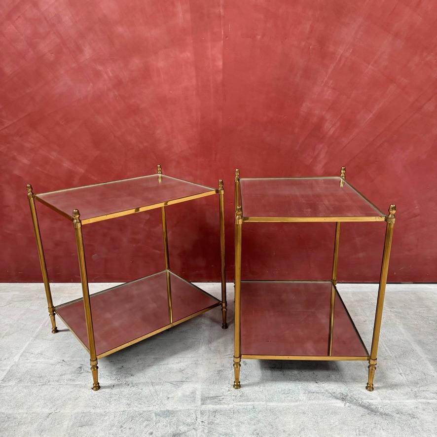 Français Paire de tables d'appoint en laiton avec étagères en miroir en vente