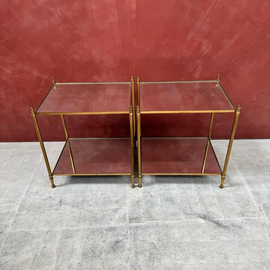 Paire de tables d'appoint en laiton avec étagères en miroir Bon état - En vente à Haywards Heath, GB