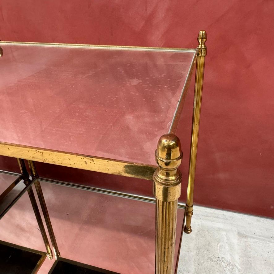 20ième siècle Paire de tables d'appoint en laiton avec étagères en miroir en vente