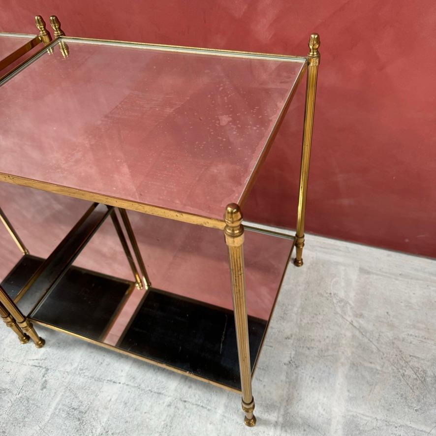 Laiton Paire de tables d'appoint en laiton avec étagères en miroir en vente