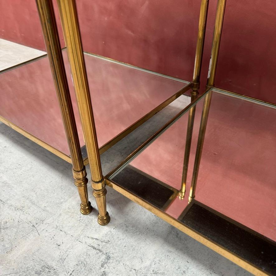Paire de tables d'appoint en laiton avec étagères en miroir en vente 1